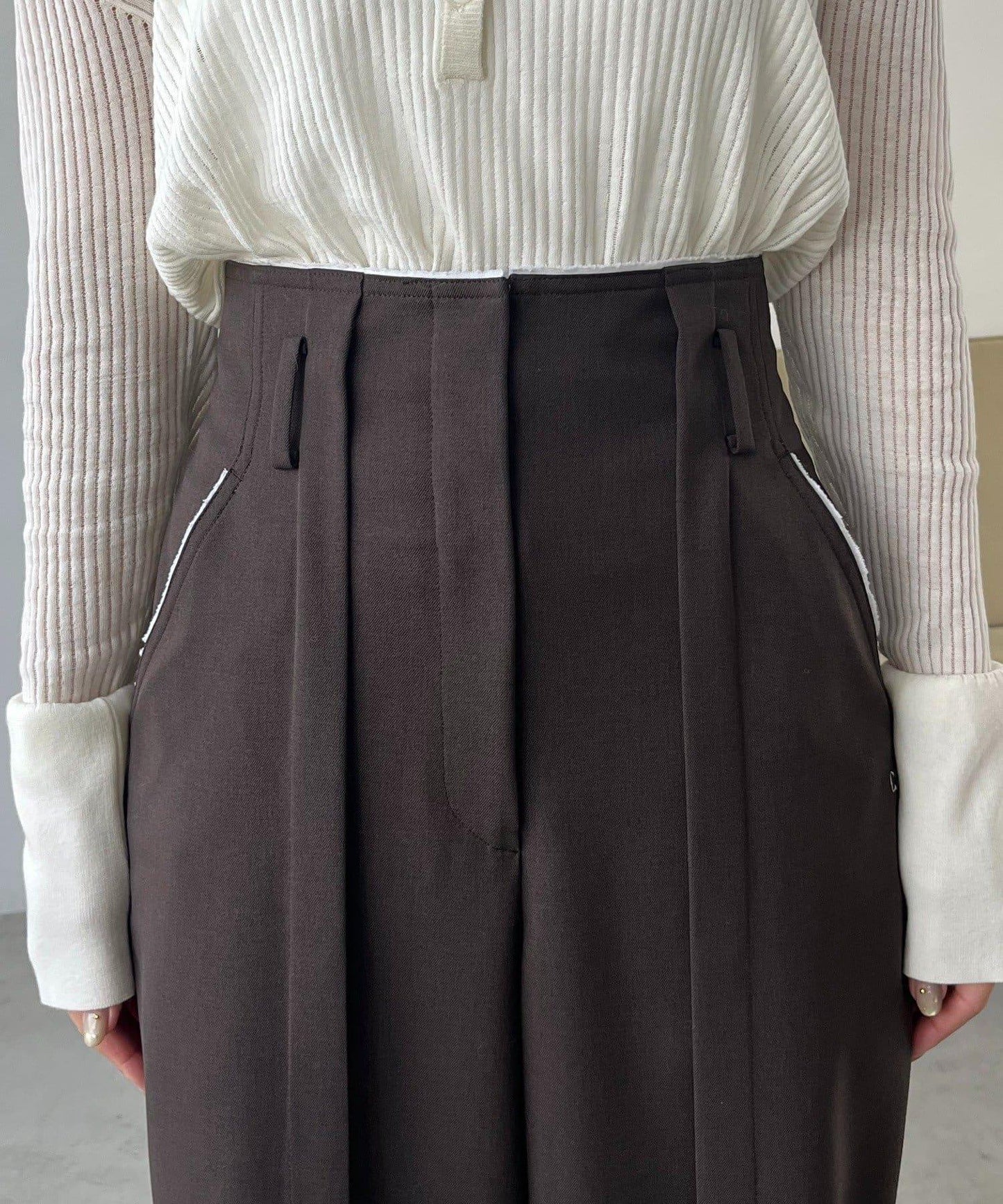 〈C.L〉剪裁高腰長褲