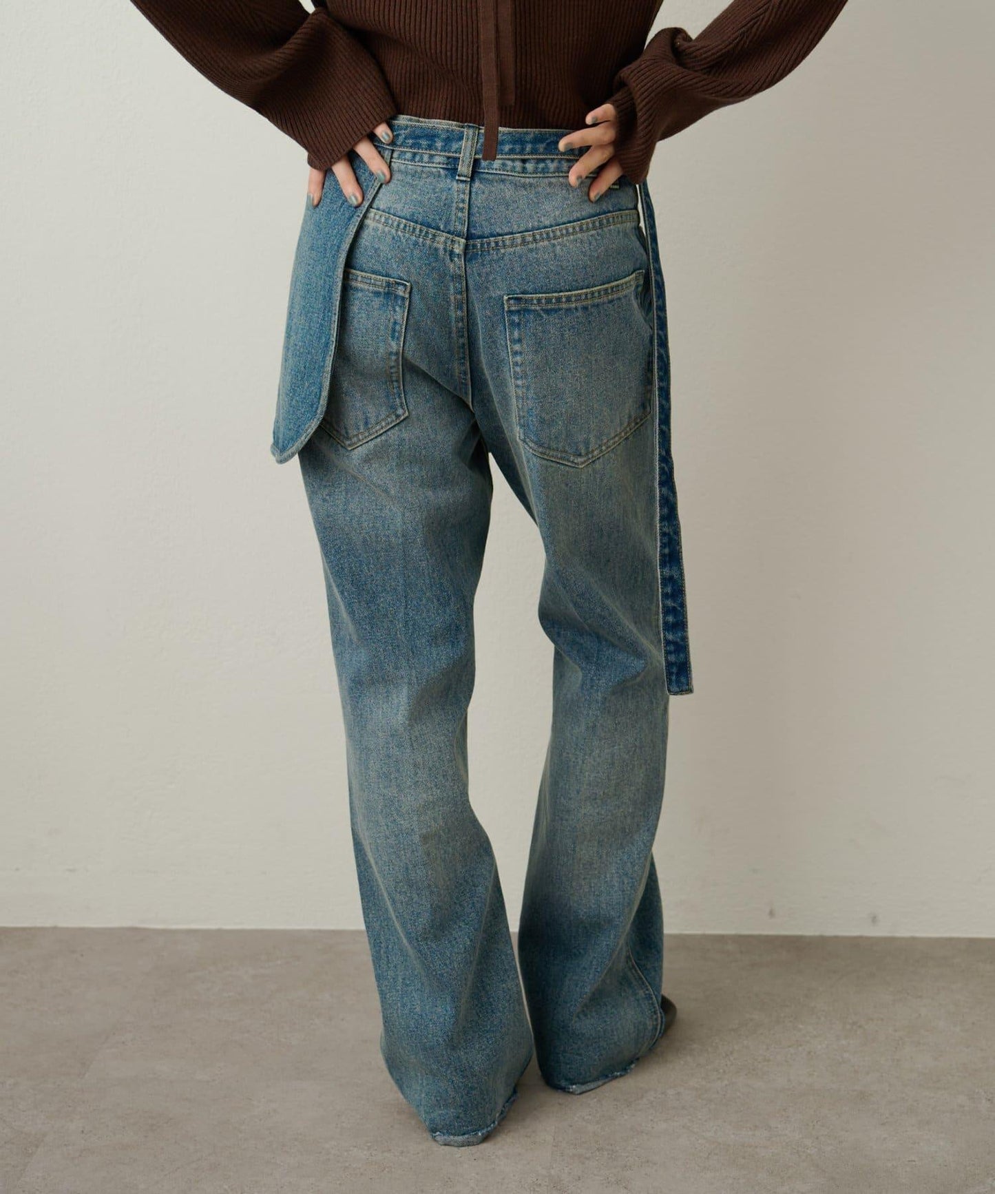 帶口袋喇叭牛仔褲