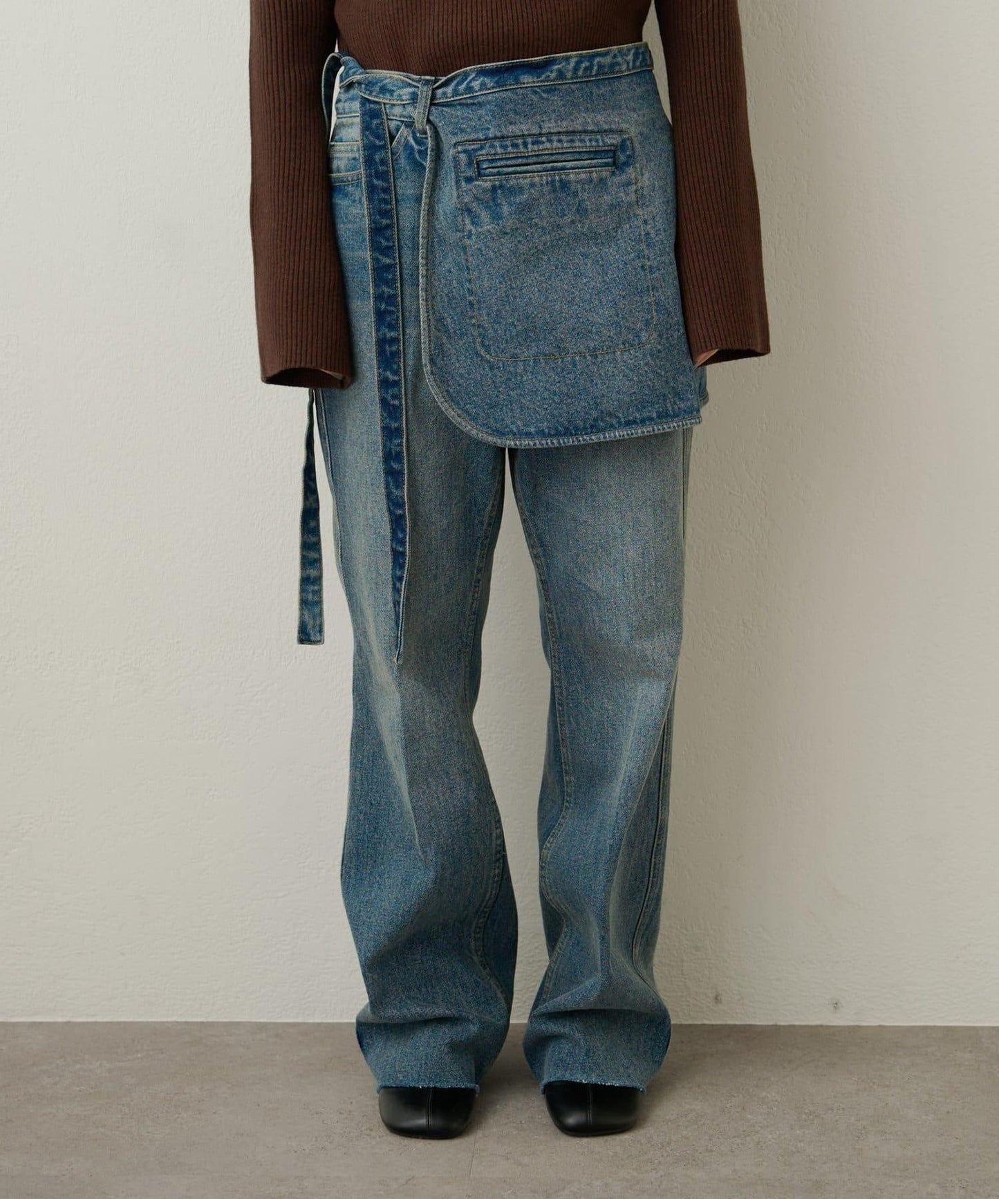 帶口袋喇叭牛仔褲