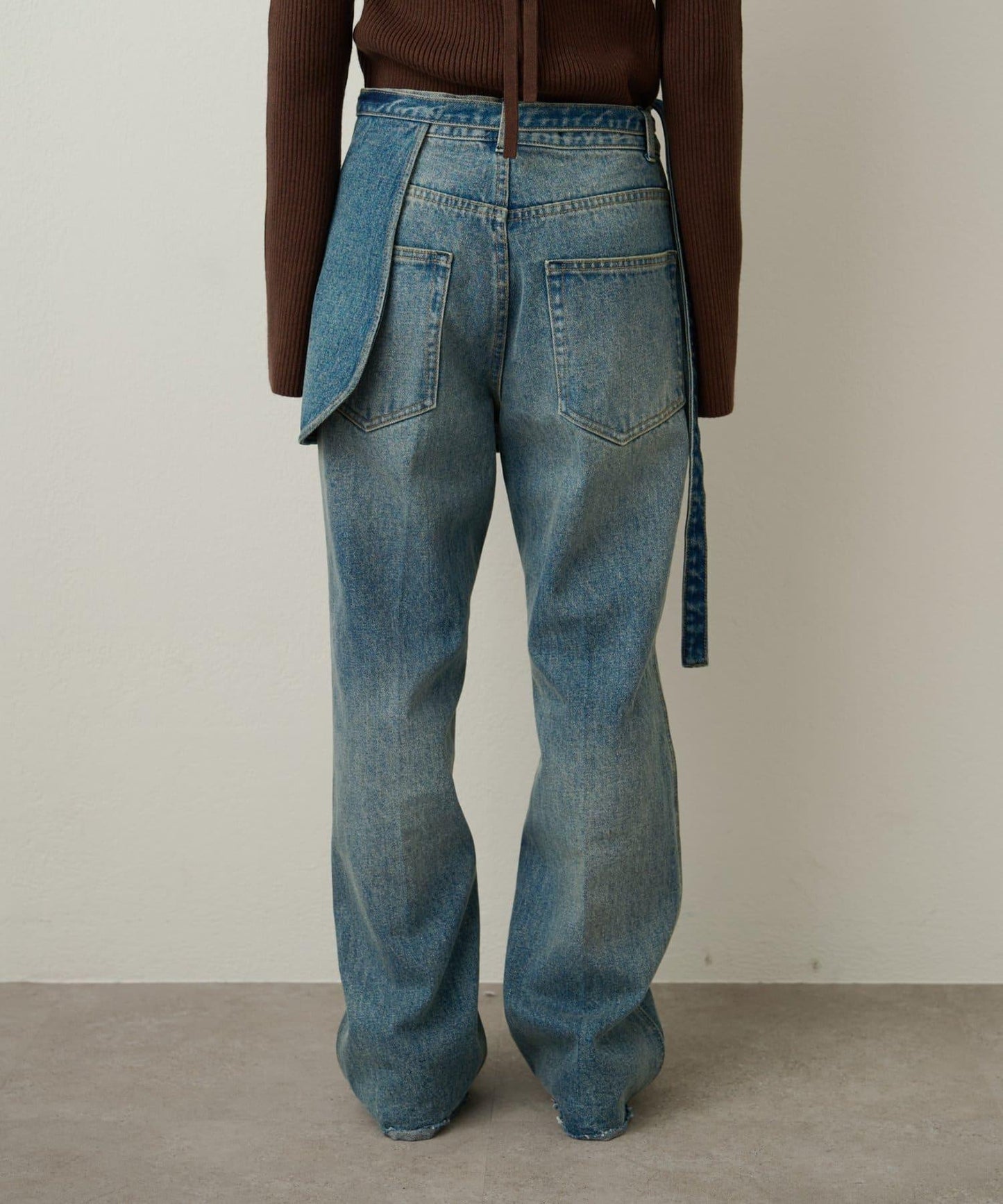 帶口袋喇叭牛仔褲