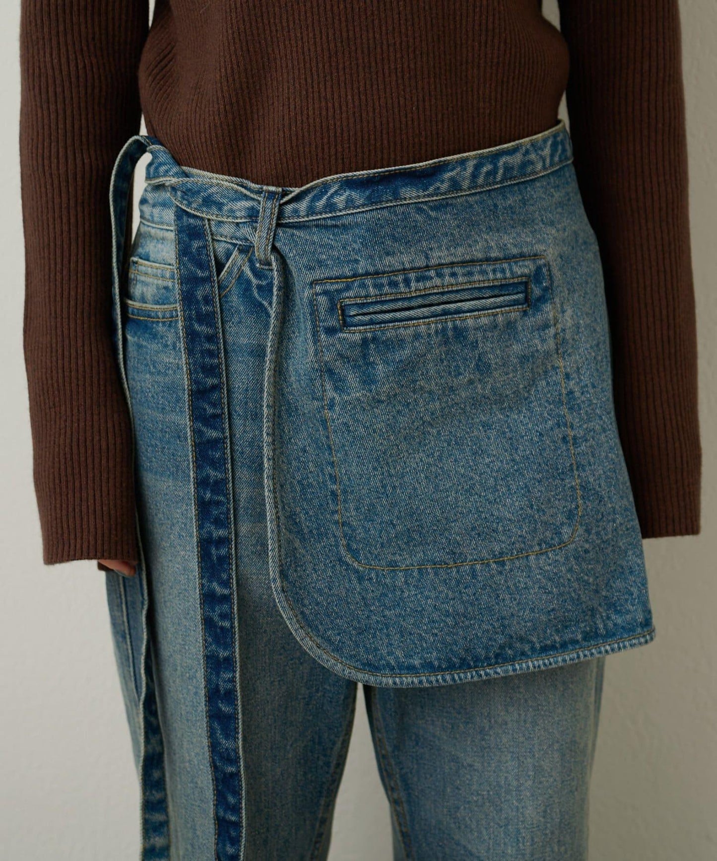 帶口袋喇叭牛仔褲