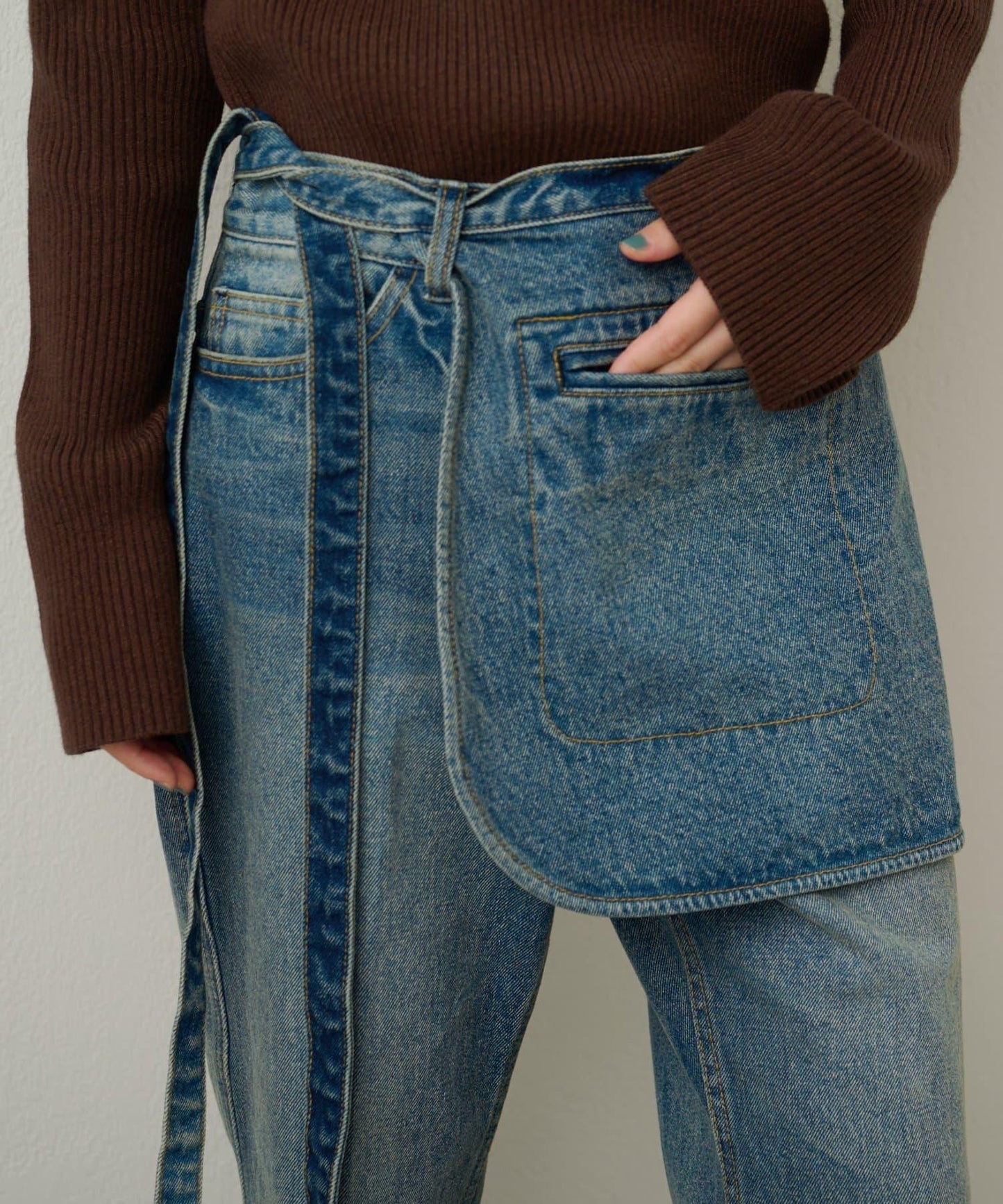 帶口袋喇叭牛仔褲