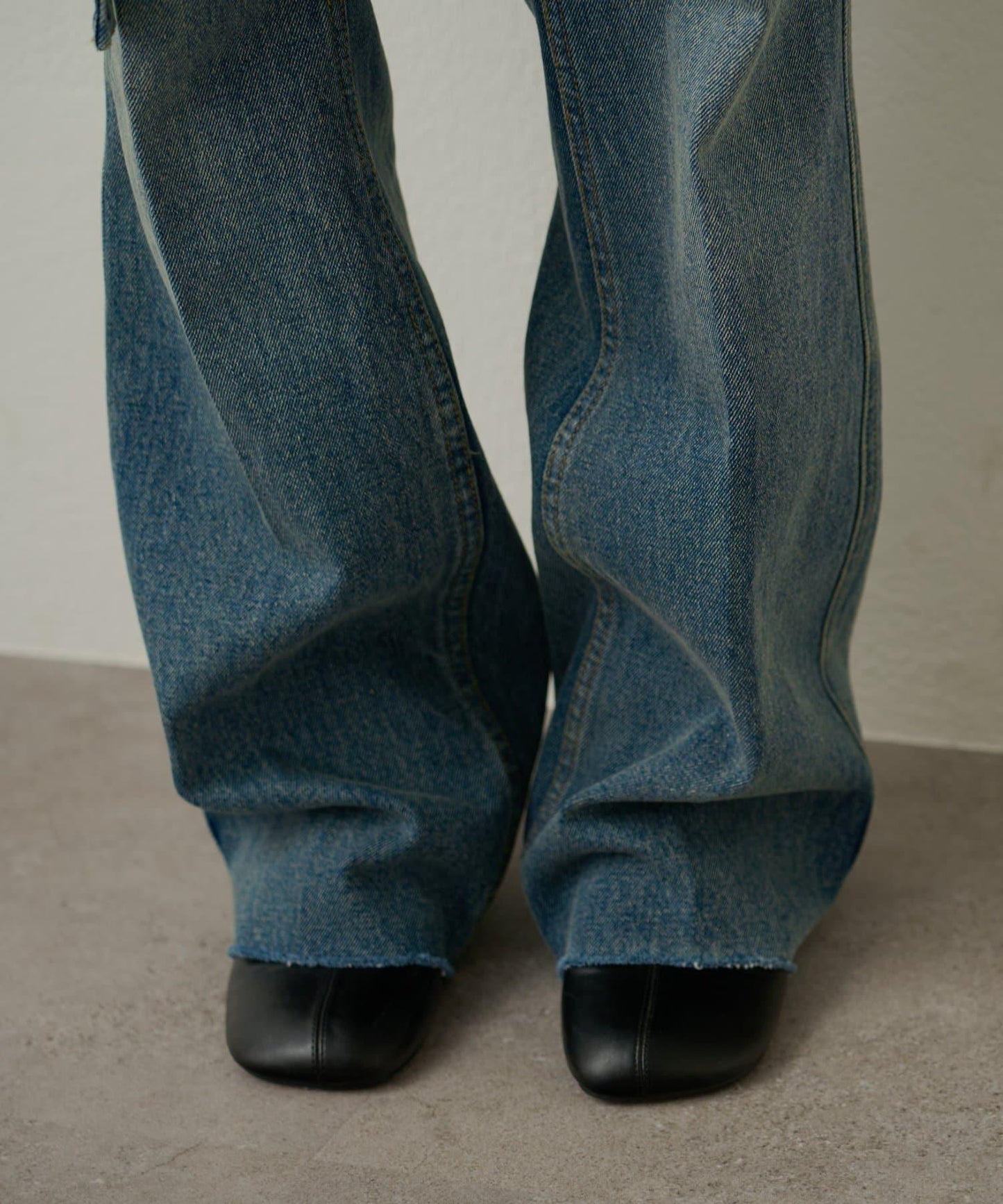 帶口袋喇叭牛仔褲