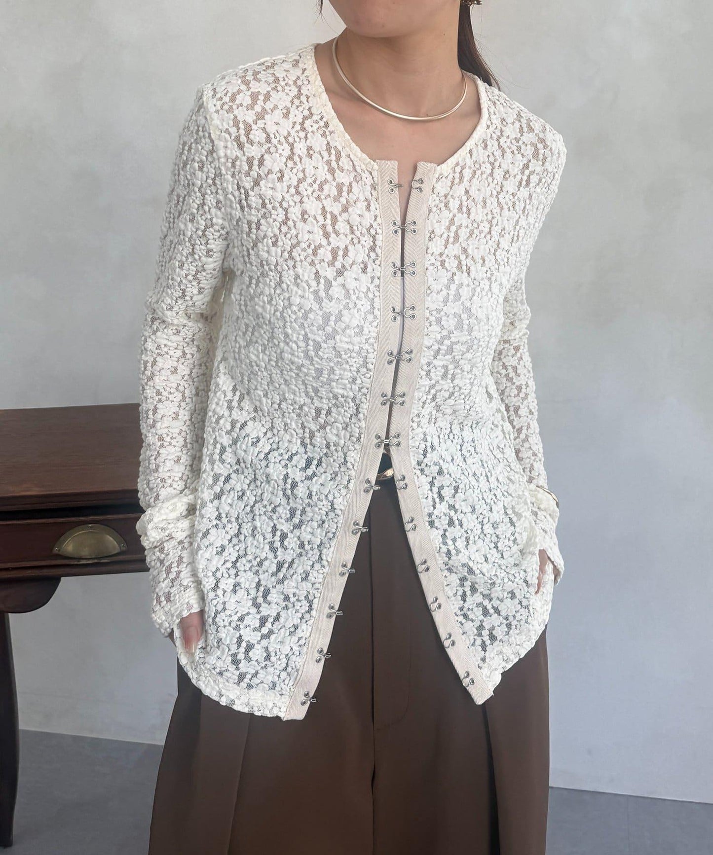 前扣蕾絲套頭衫