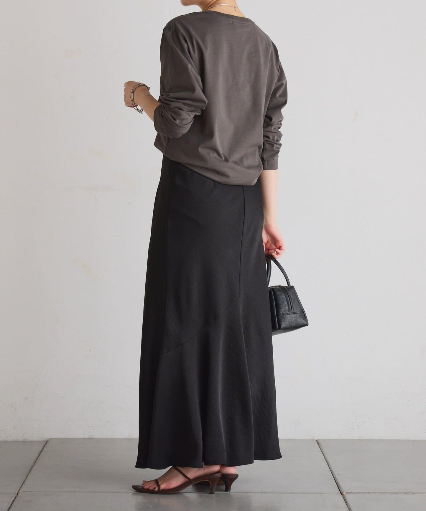 【臀部周圍遮蓋】plus soave標誌長袖T恤