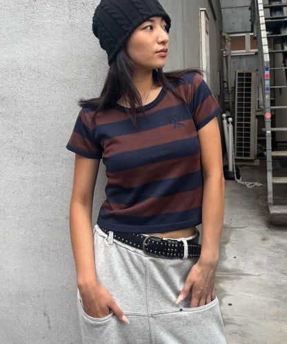 【WHO'S WHO gallery】橄欖球條紋修身針織衫