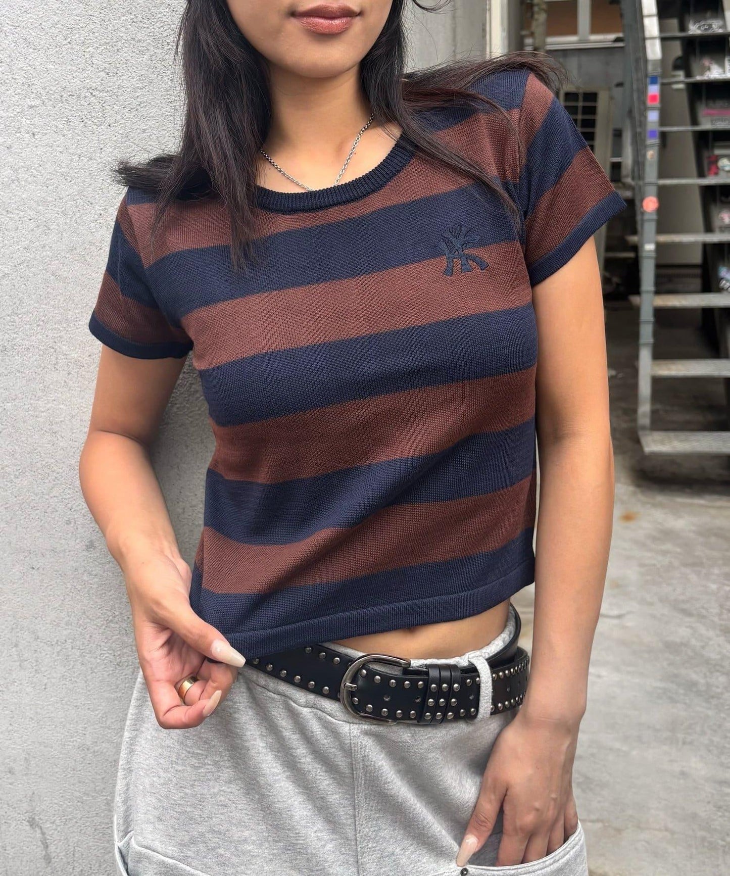 【WHO'S WHO gallery】橄欖球條紋修身針織衫