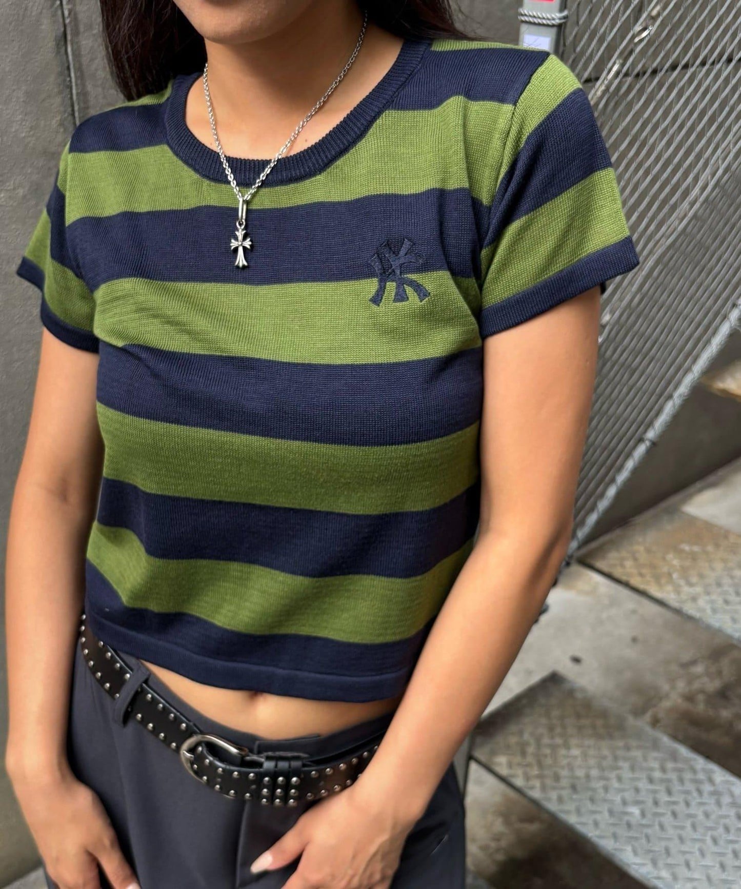 【WHO'S WHO gallery】橄欖球條紋修身針織衫