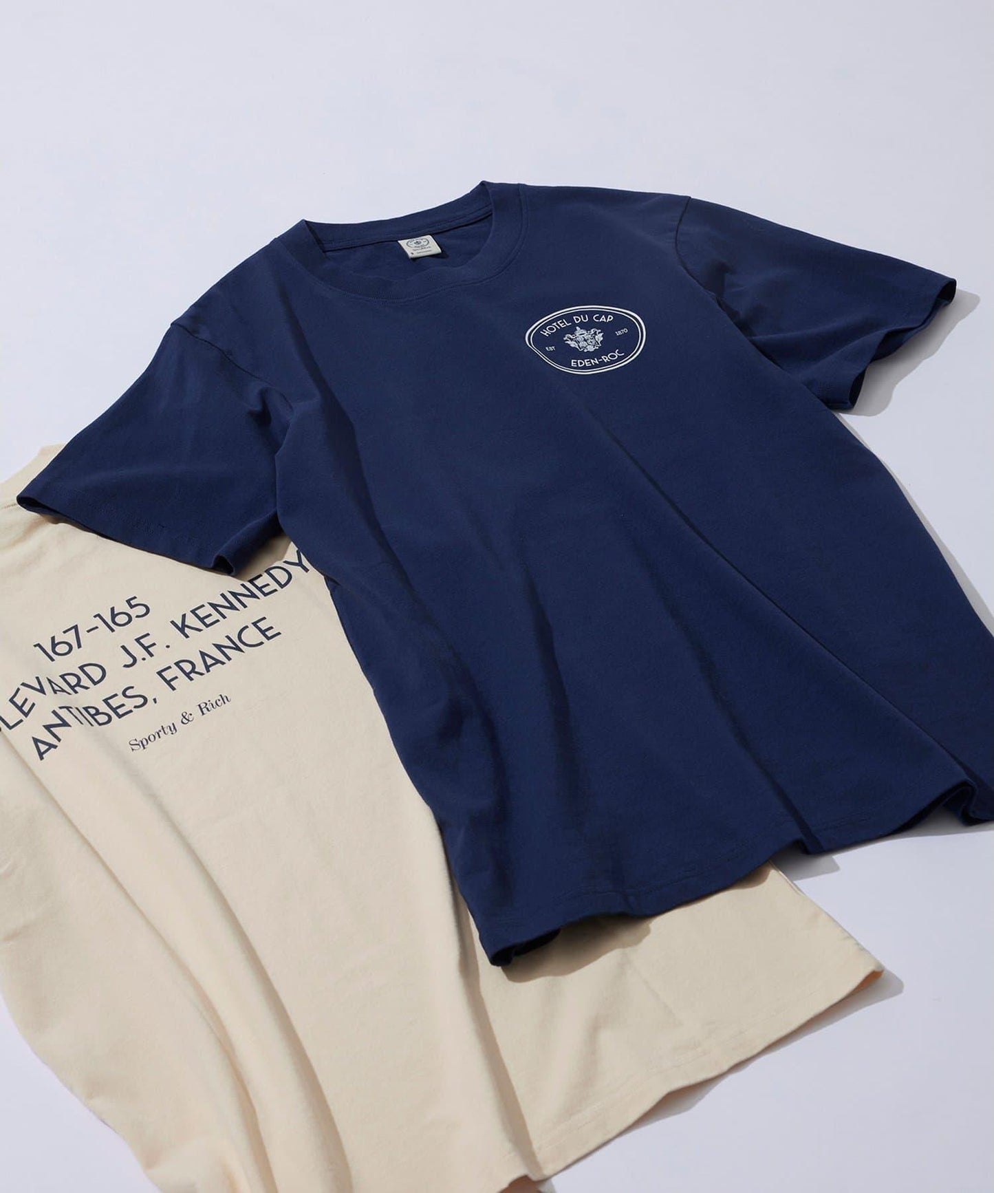 【Sporty&Rich】Kennedy徽章印花T恤