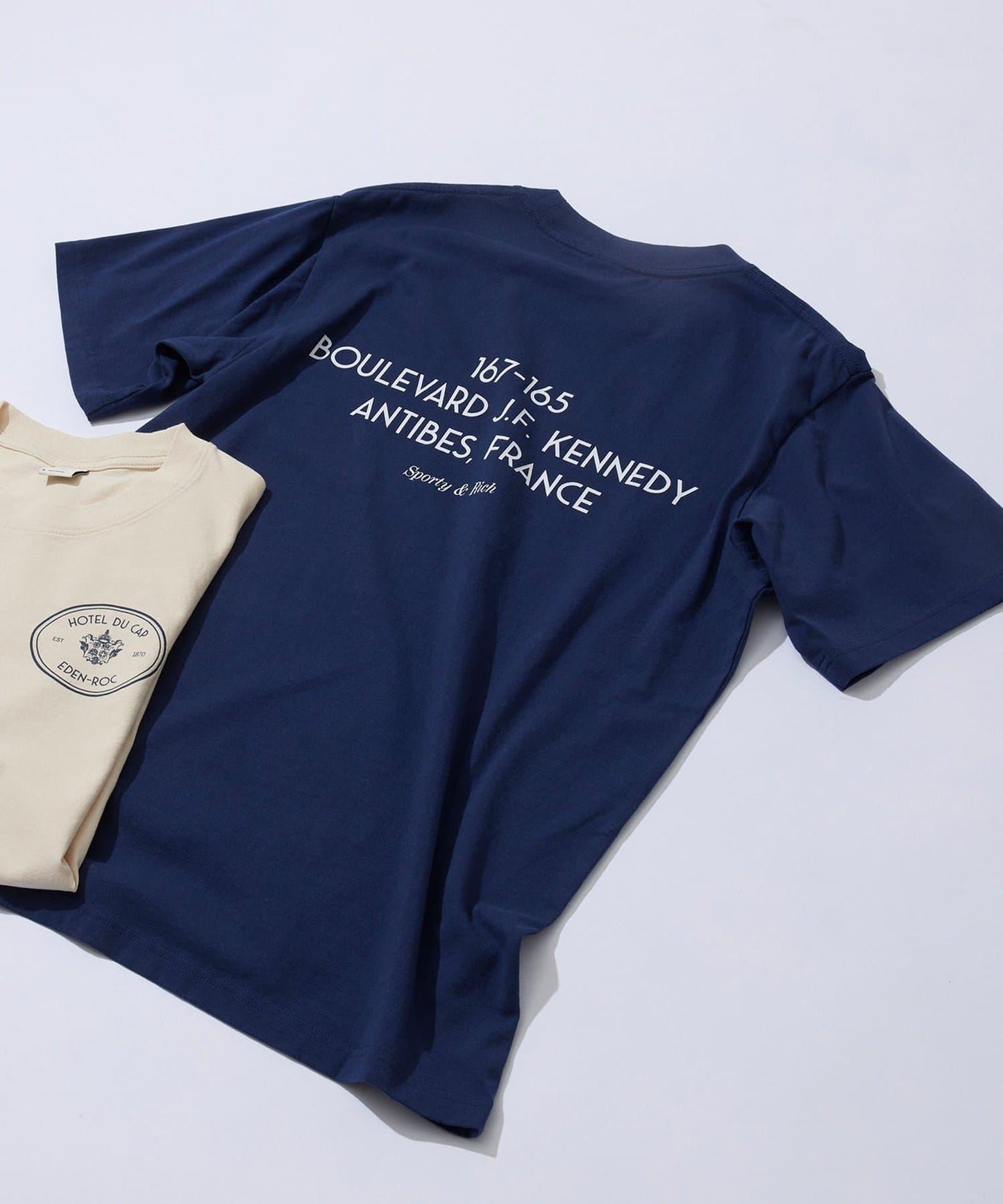 【Sporty&Rich】Kennedy徽章印花T恤