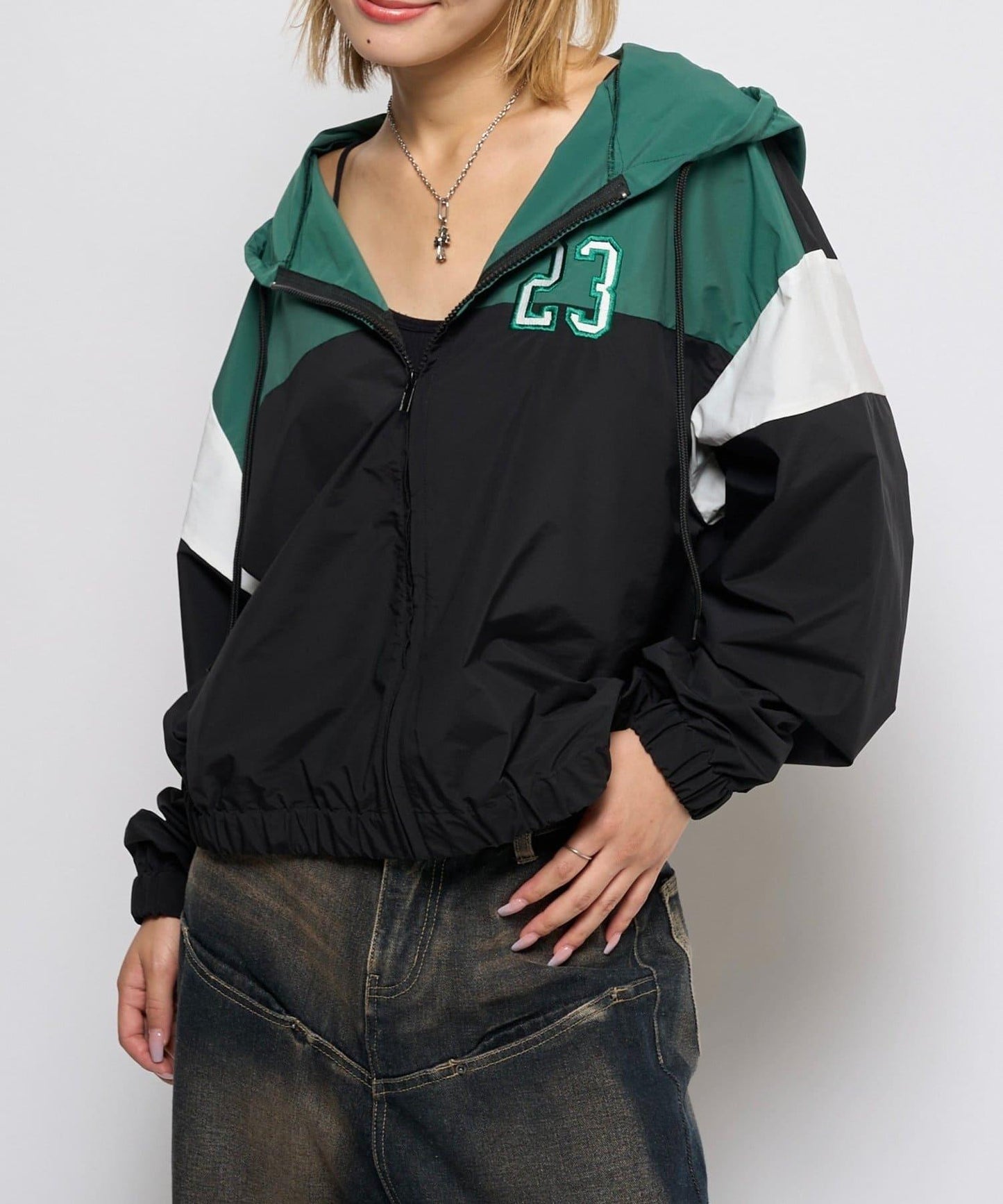 【WHO'S WHO gallery】數字印花尼龍連帽外套