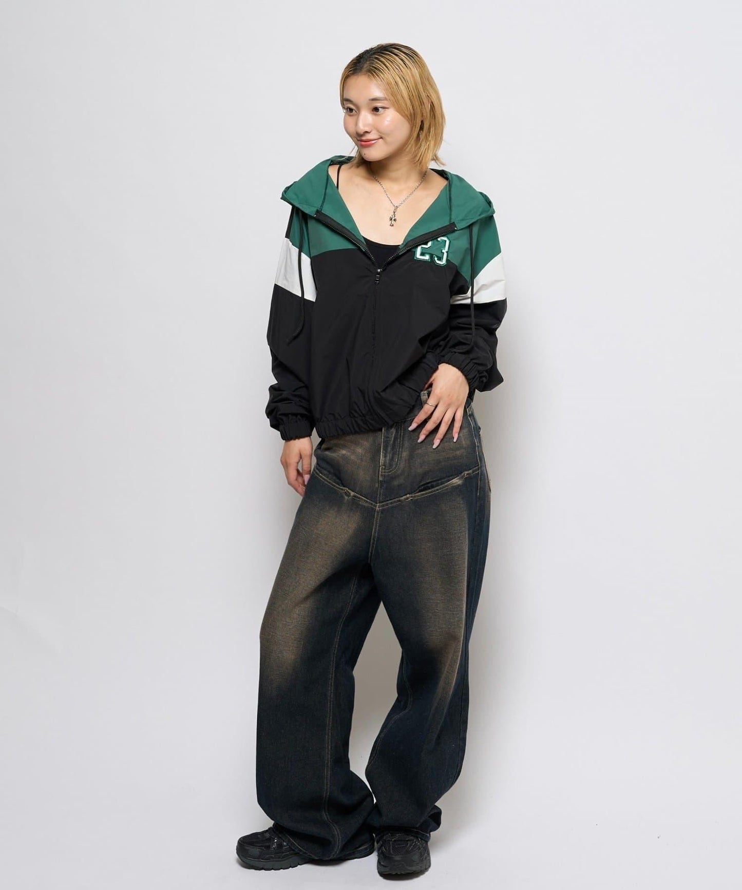 【WHO'S WHO gallery】數字印花尼龍連帽外套