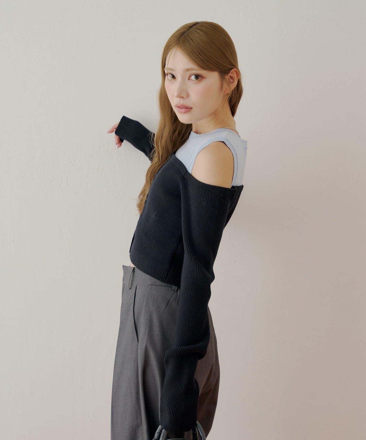 【Chico】針織一字肩拼接針織衫