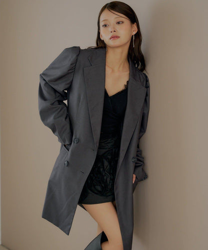 【Chico】帶玫瑰花胸針的蓬鬆長款夾克