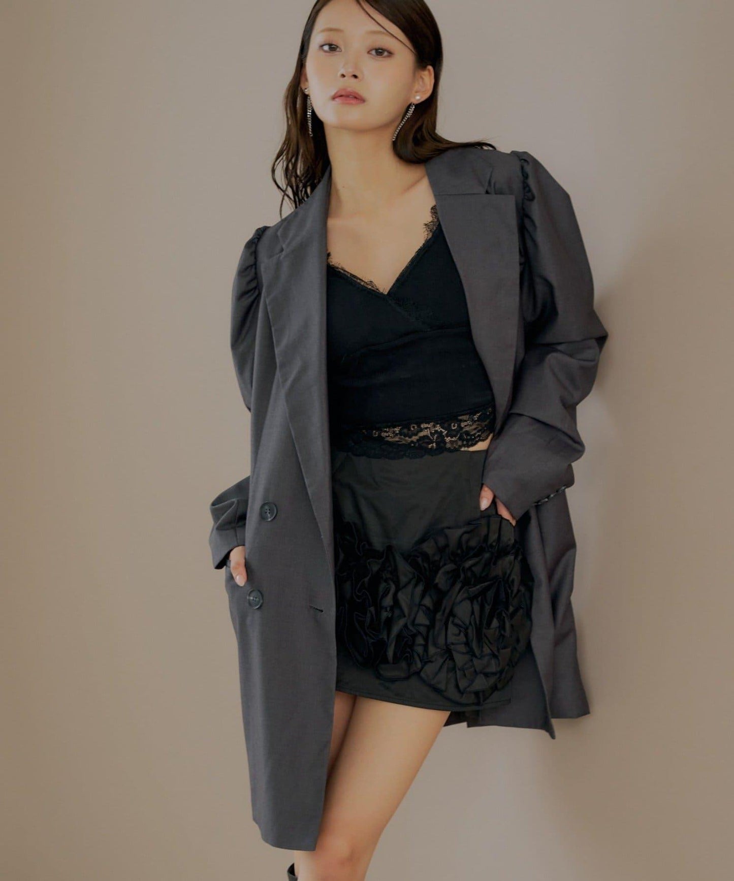 【Chico】帶玫瑰花胸針的蓬鬆長款夾克