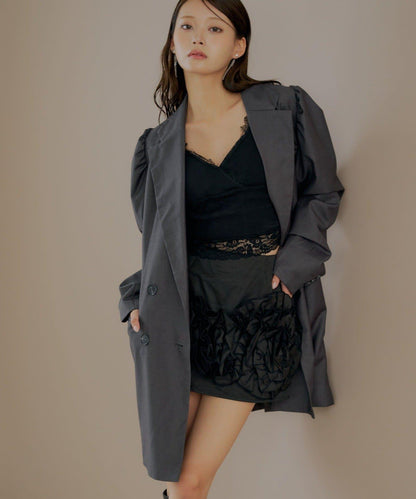 【Chico】帶玫瑰花胸針的蓬鬆長款夾克