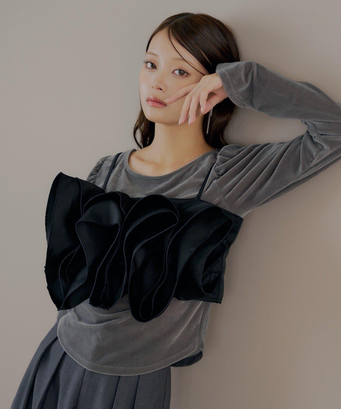 【Chico】荷葉邊吊帶+天鵝絨上衣套裝