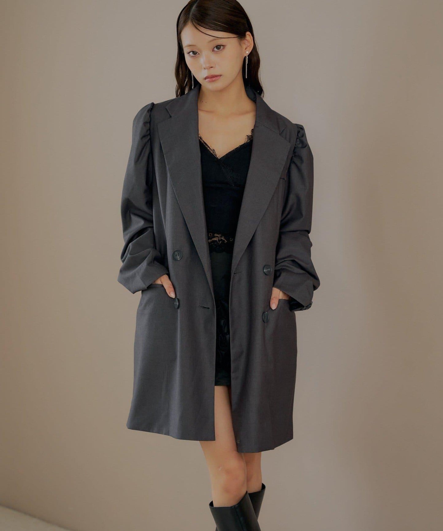 【Chico】帶玫瑰花胸針的蓬鬆長款夾克