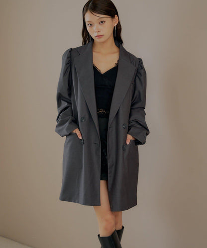 【Chico】帶玫瑰花胸針的蓬鬆長款夾克