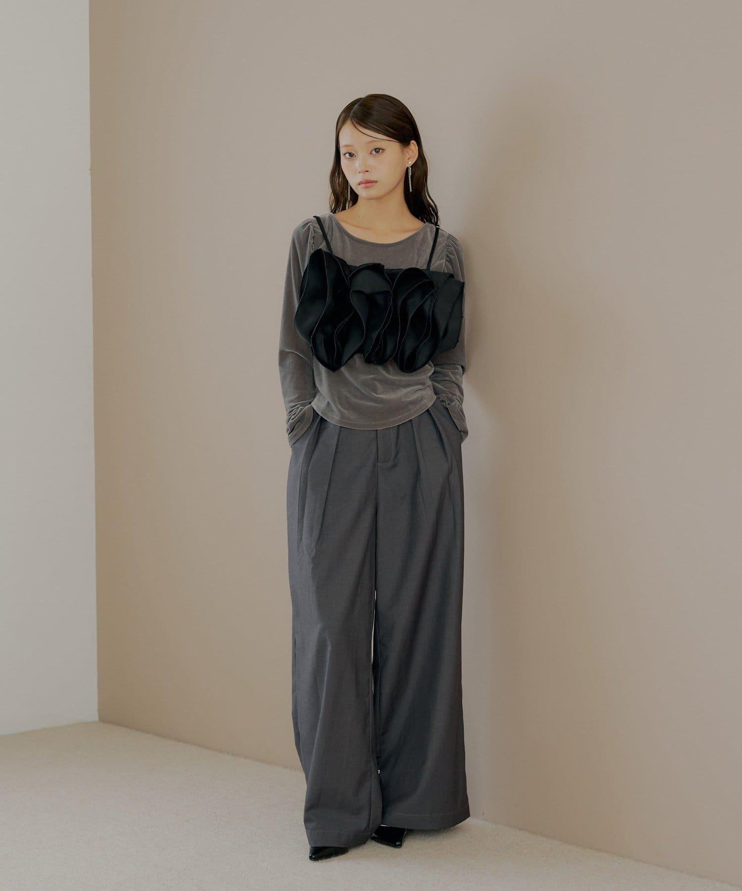 【Chico】荷葉邊吊帶+天鵝絨上衣套裝