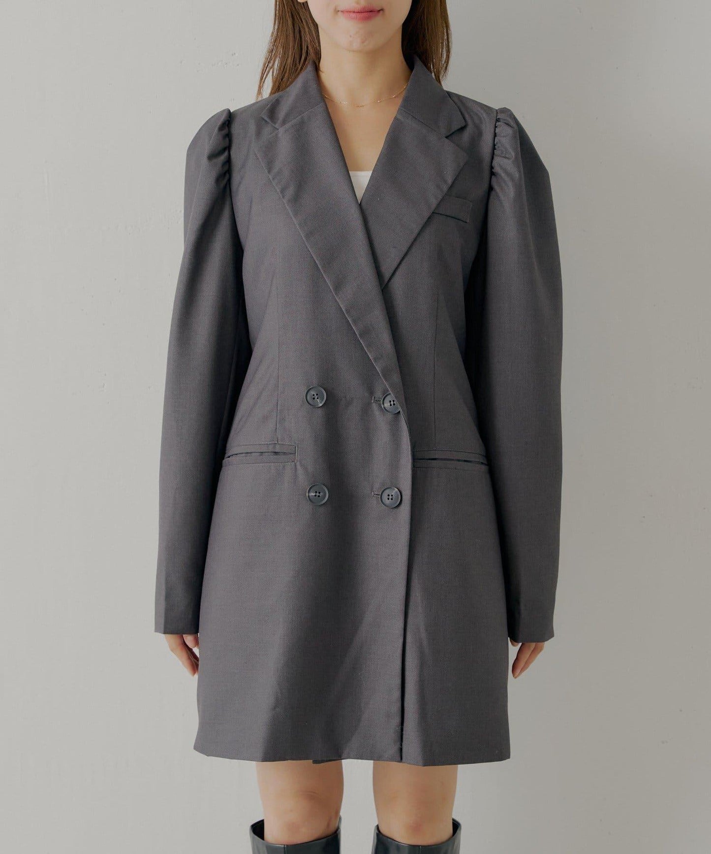 【Chico】帶玫瑰花胸針的蓬鬆長款夾克