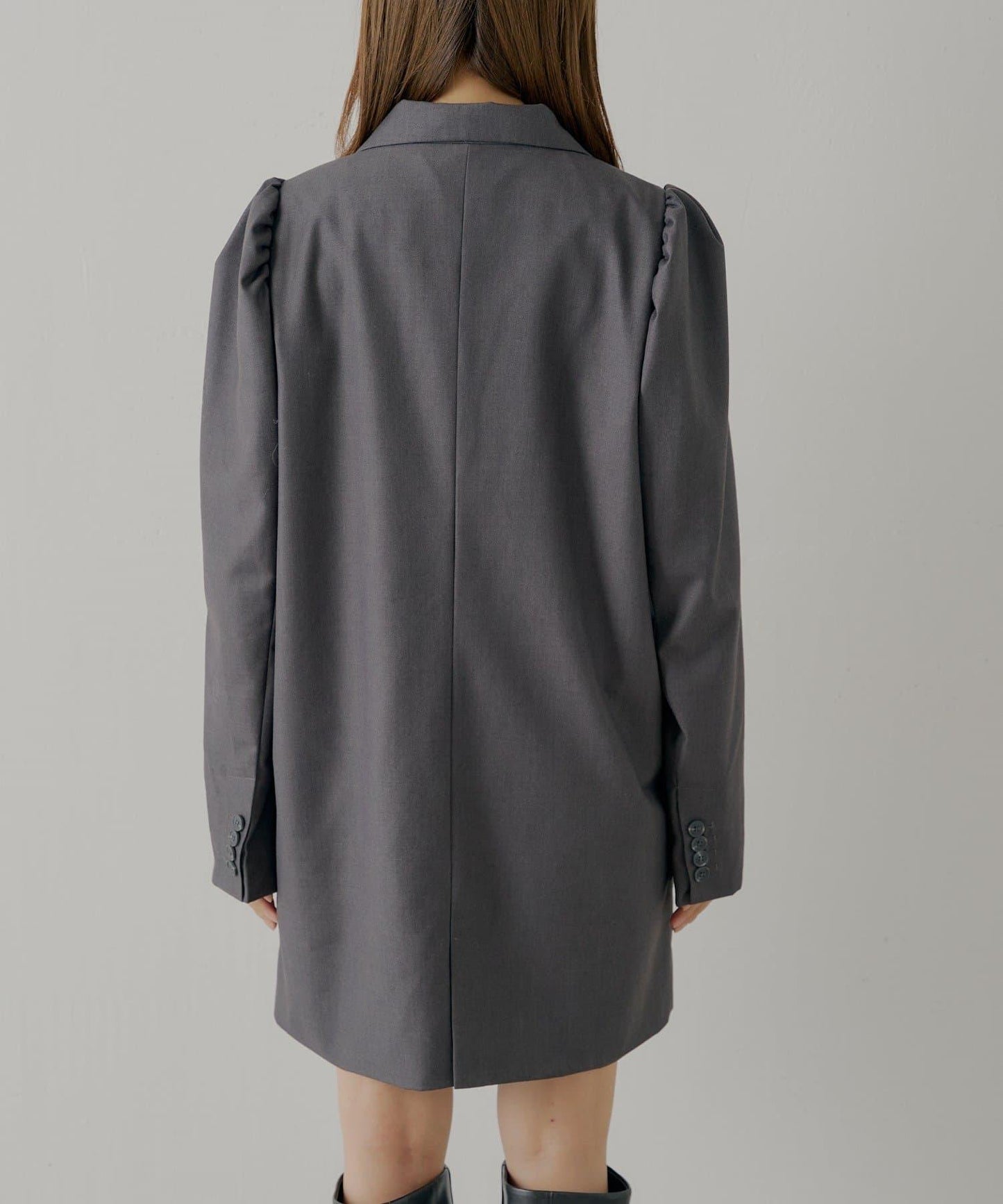 【Chico】帶玫瑰花胸針的蓬鬆長款夾克