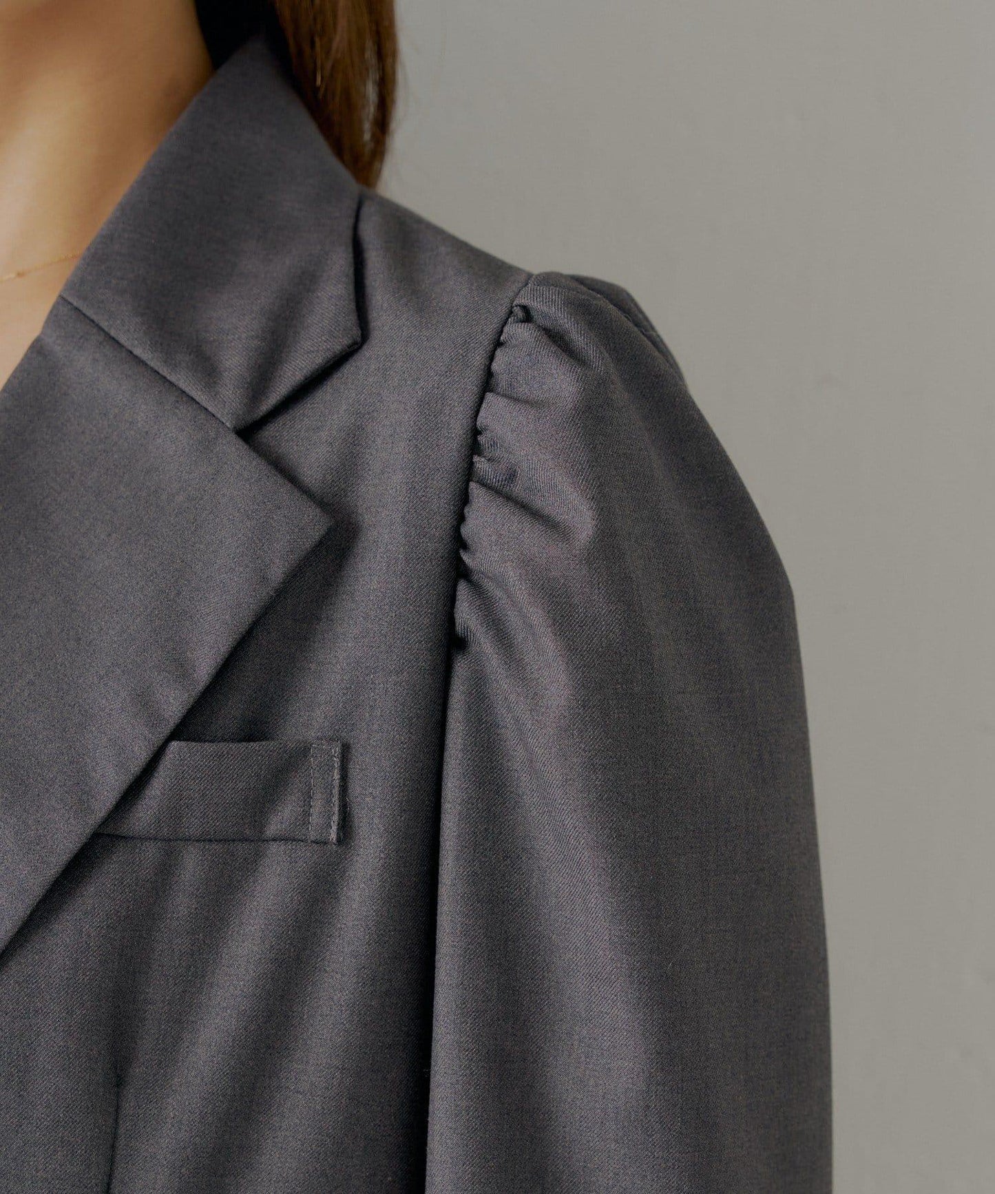 【Chico】帶玫瑰花胸針的蓬鬆長款夾克