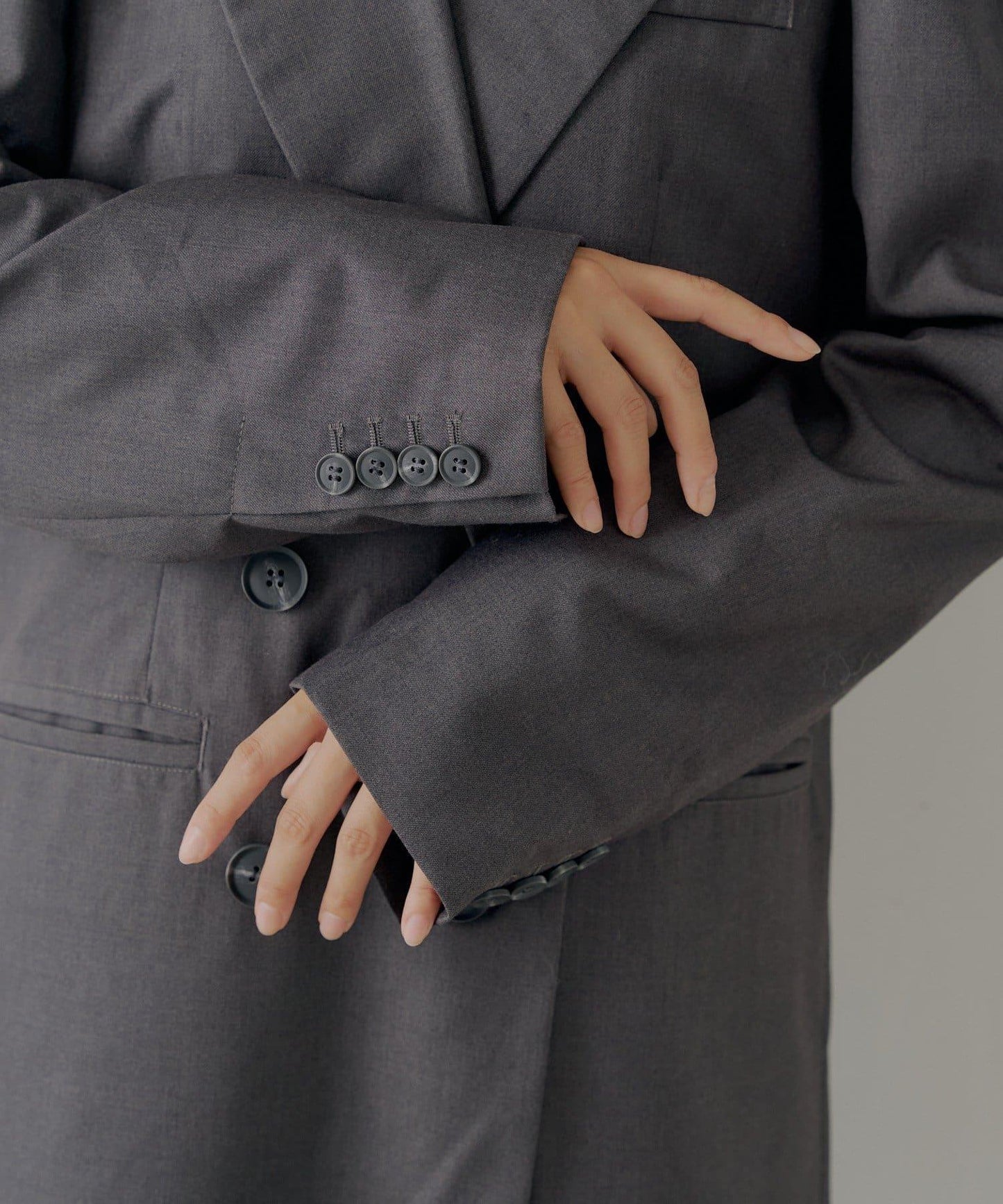 【Chico】帶玫瑰花胸針的蓬鬆長款夾克