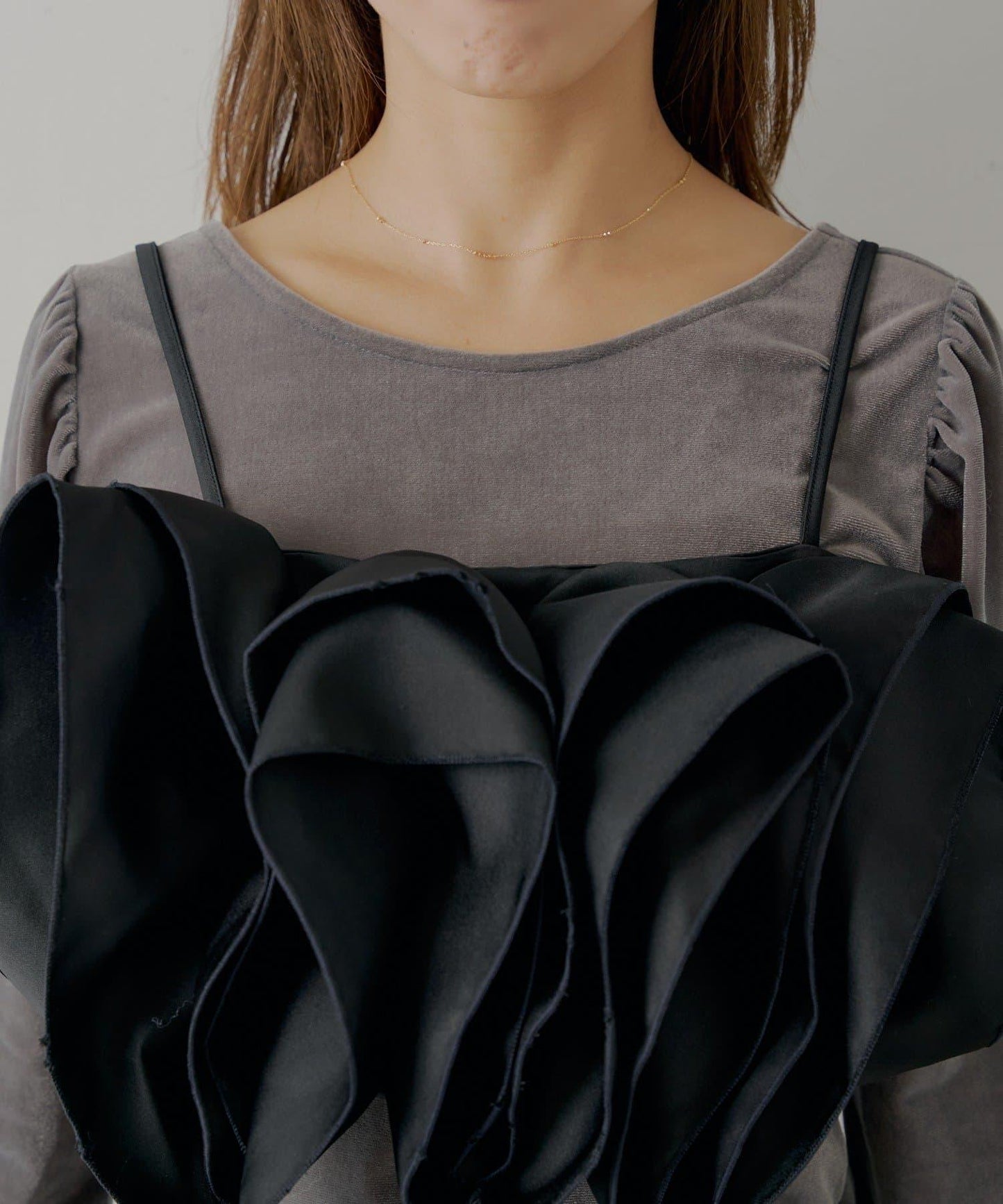 【Chico】荷葉邊吊帶+天鵝絨上衣套裝