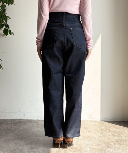 硬挺褶皺牛仔褲