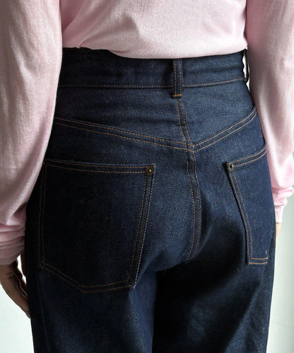 硬挺褶皺牛仔褲