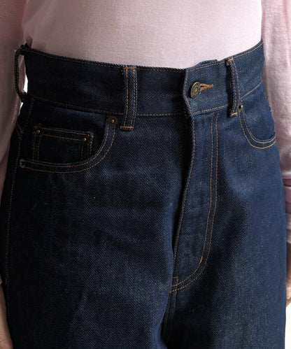 硬挺褶皺牛仔褲