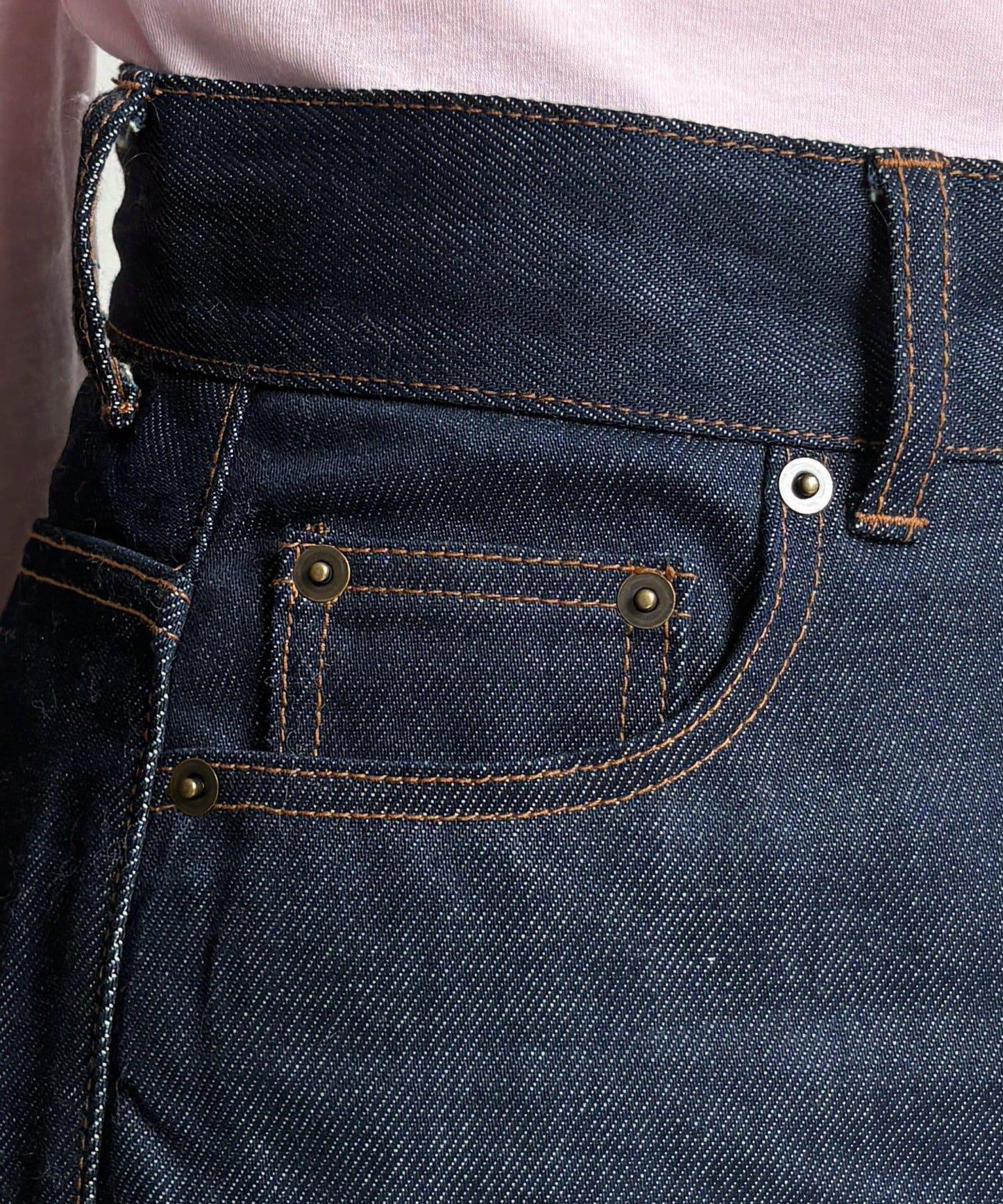 硬挺褶皺牛仔褲