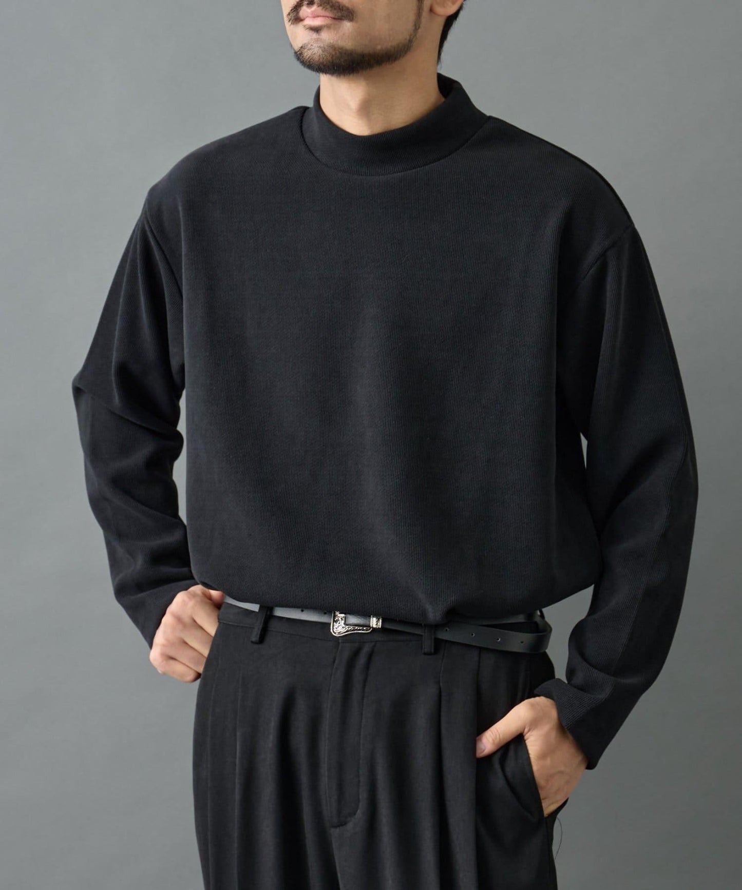 【AW】剪裁絨面高領套頭衫