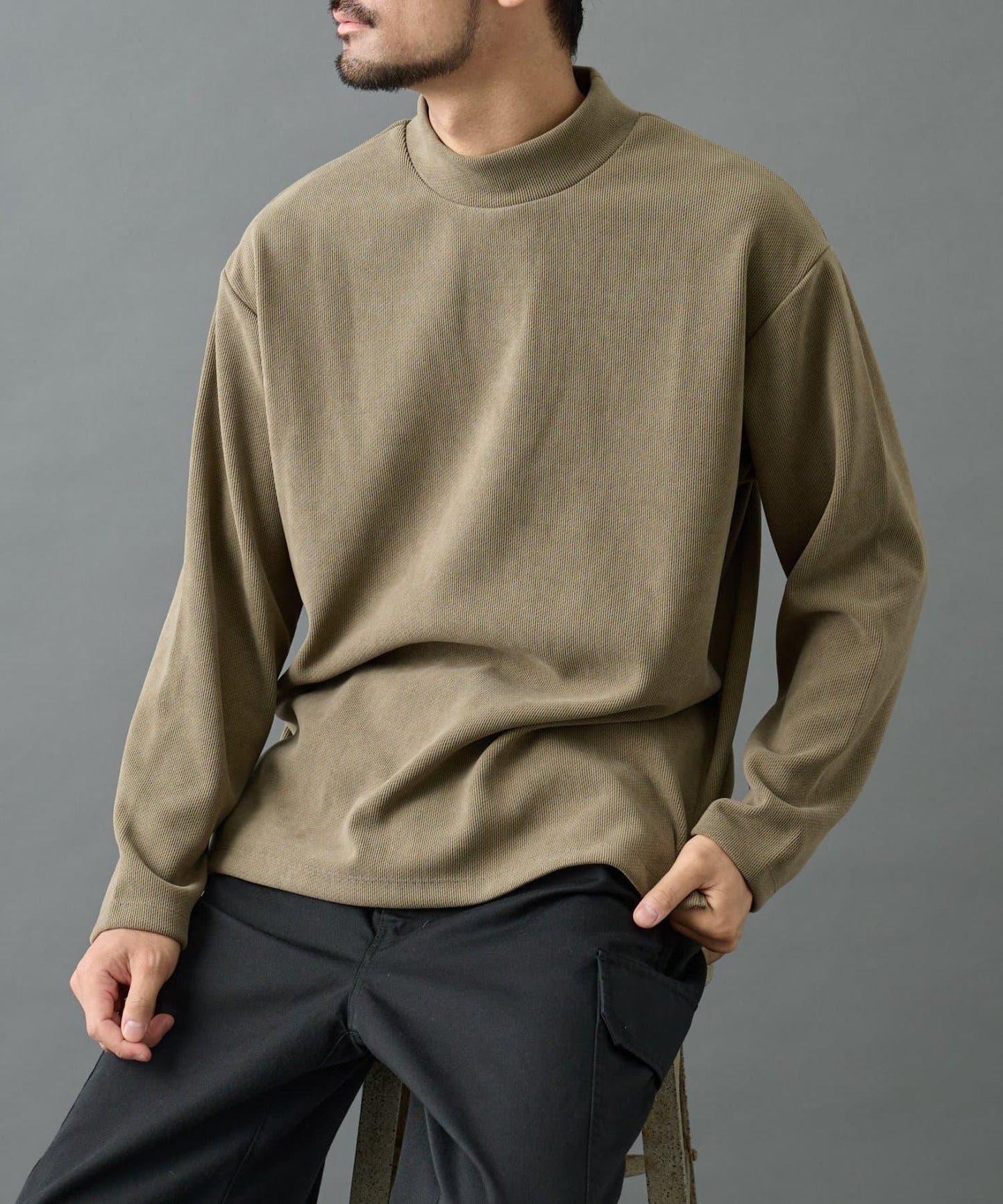 【AW】剪裁絨面高領套頭衫