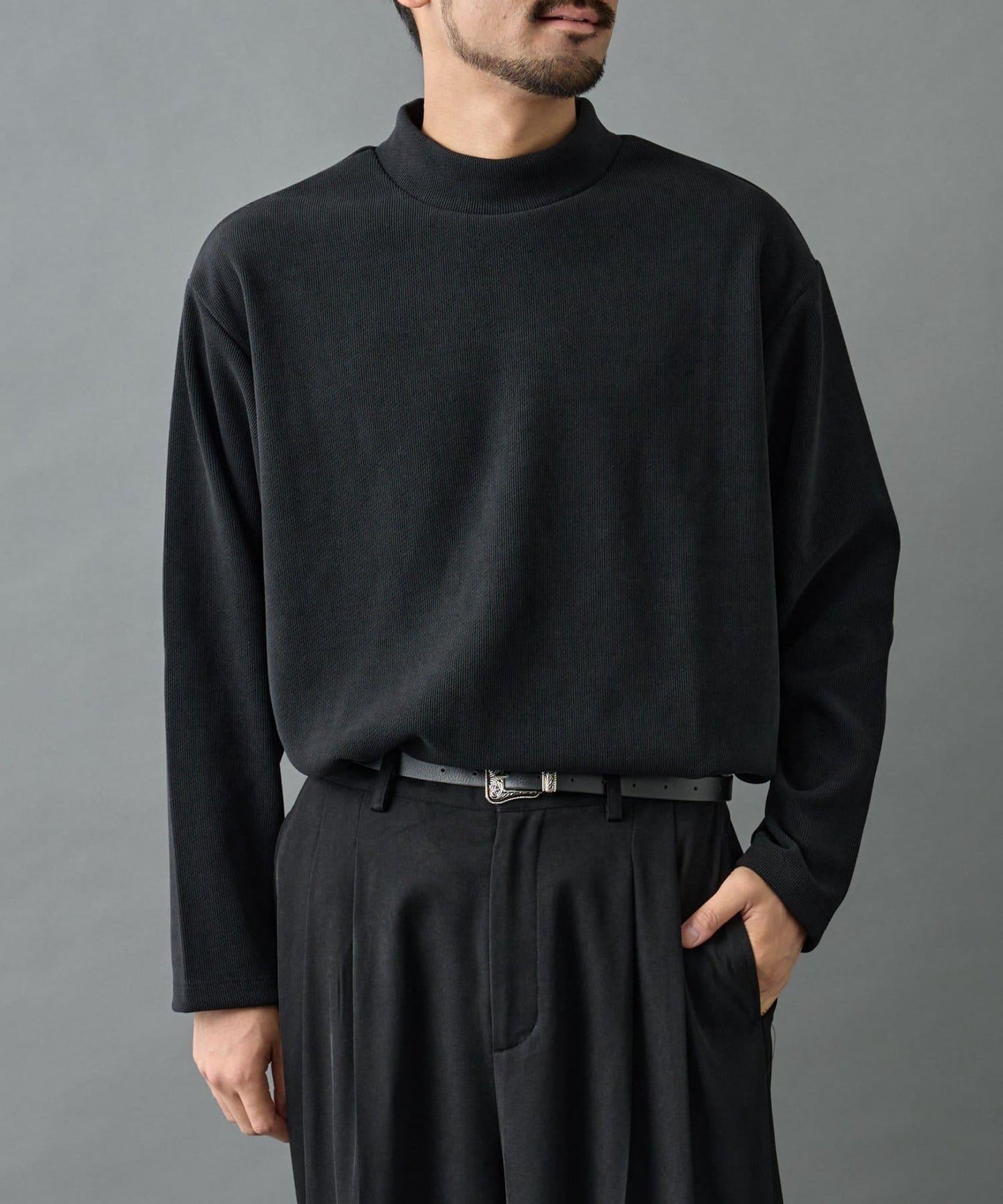 【AW】剪裁絨面高領套頭衫