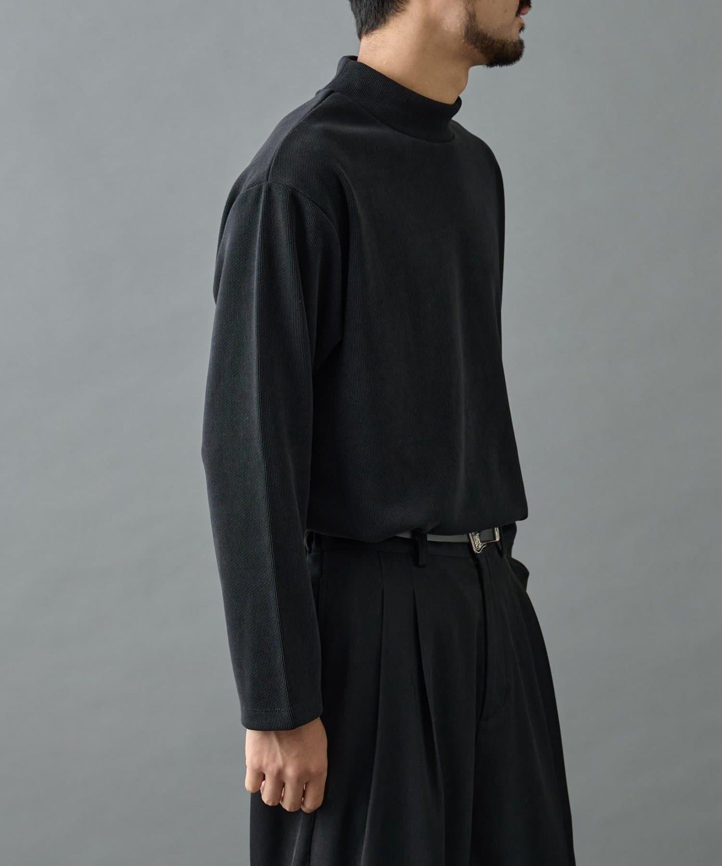 【AW】剪裁絨面高領套頭衫