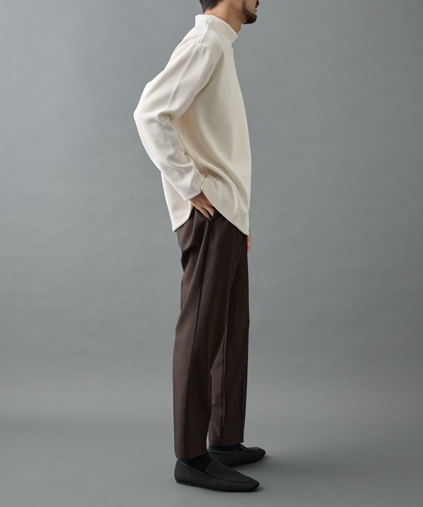 【AW】剪裁絨面高領套頭衫