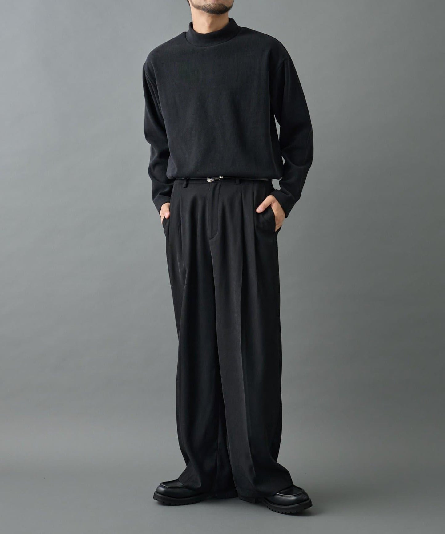 【AW】剪裁絨面高領套頭衫