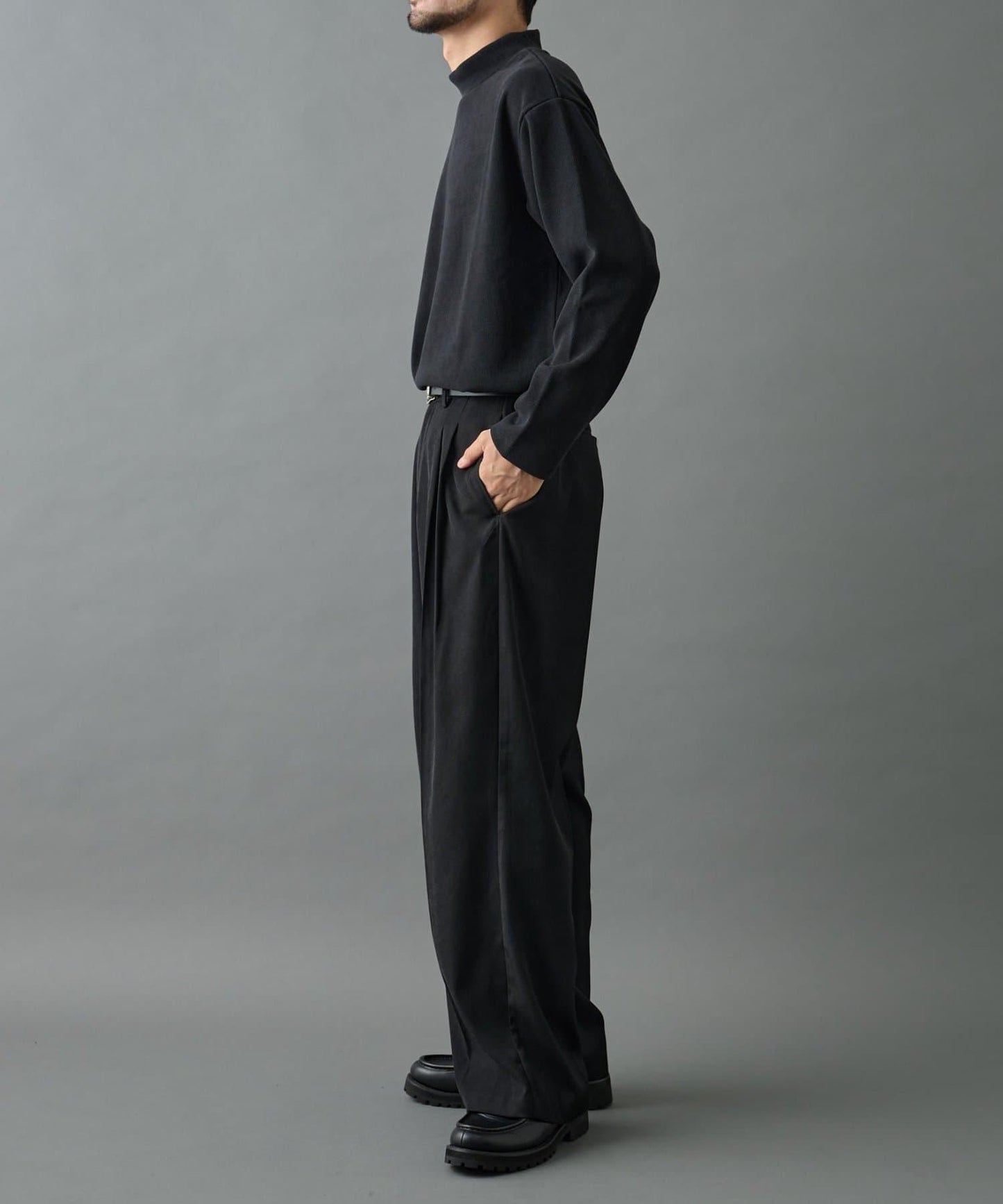 【AW】剪裁絨面高領套頭衫