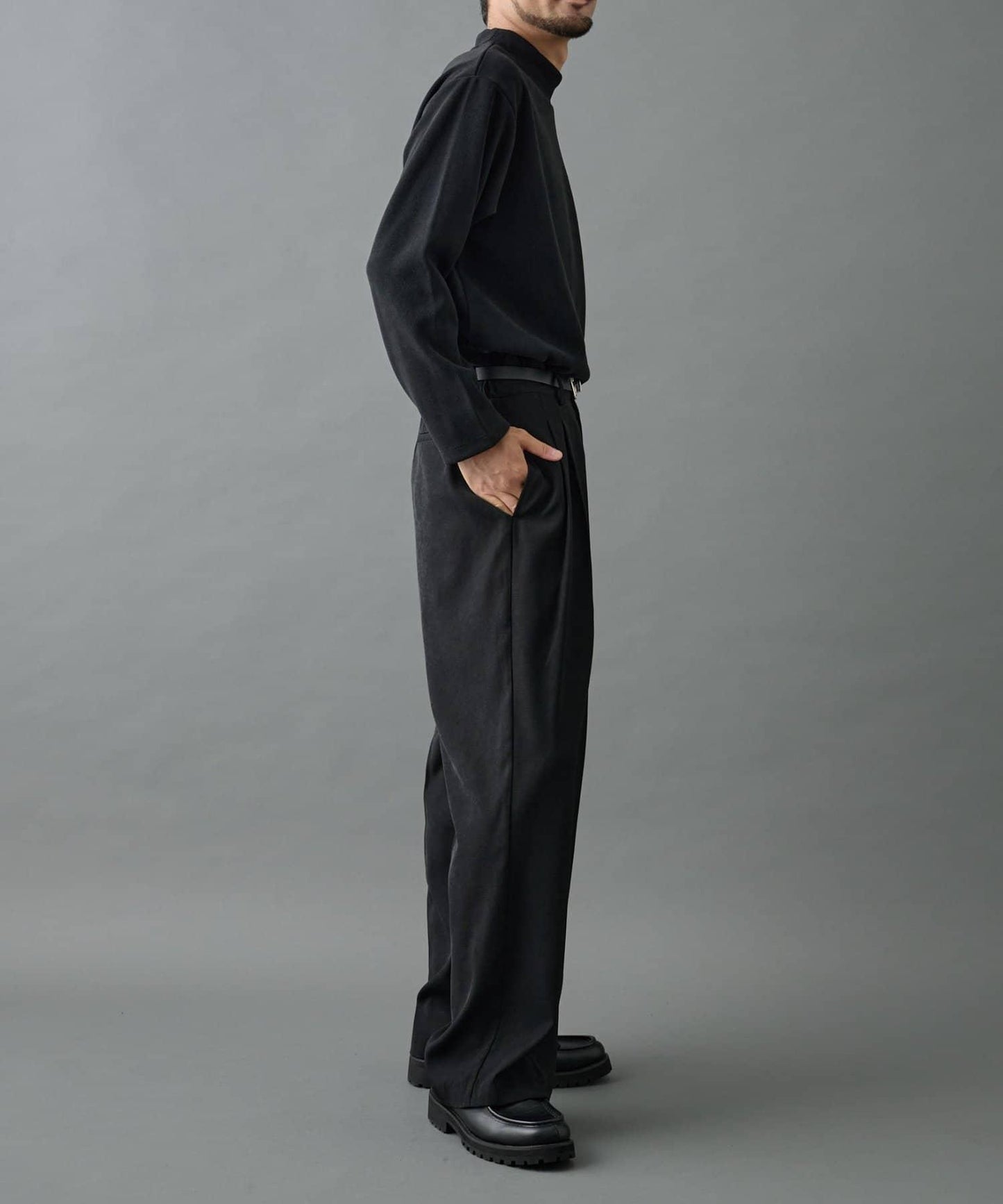 【AW】剪裁絨面高領套頭衫