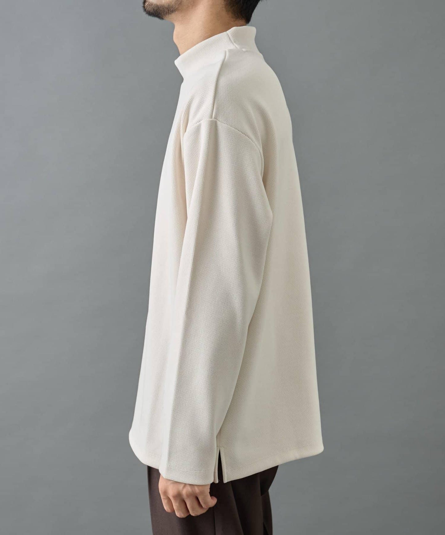 【AW】剪裁絨面高領套頭衫