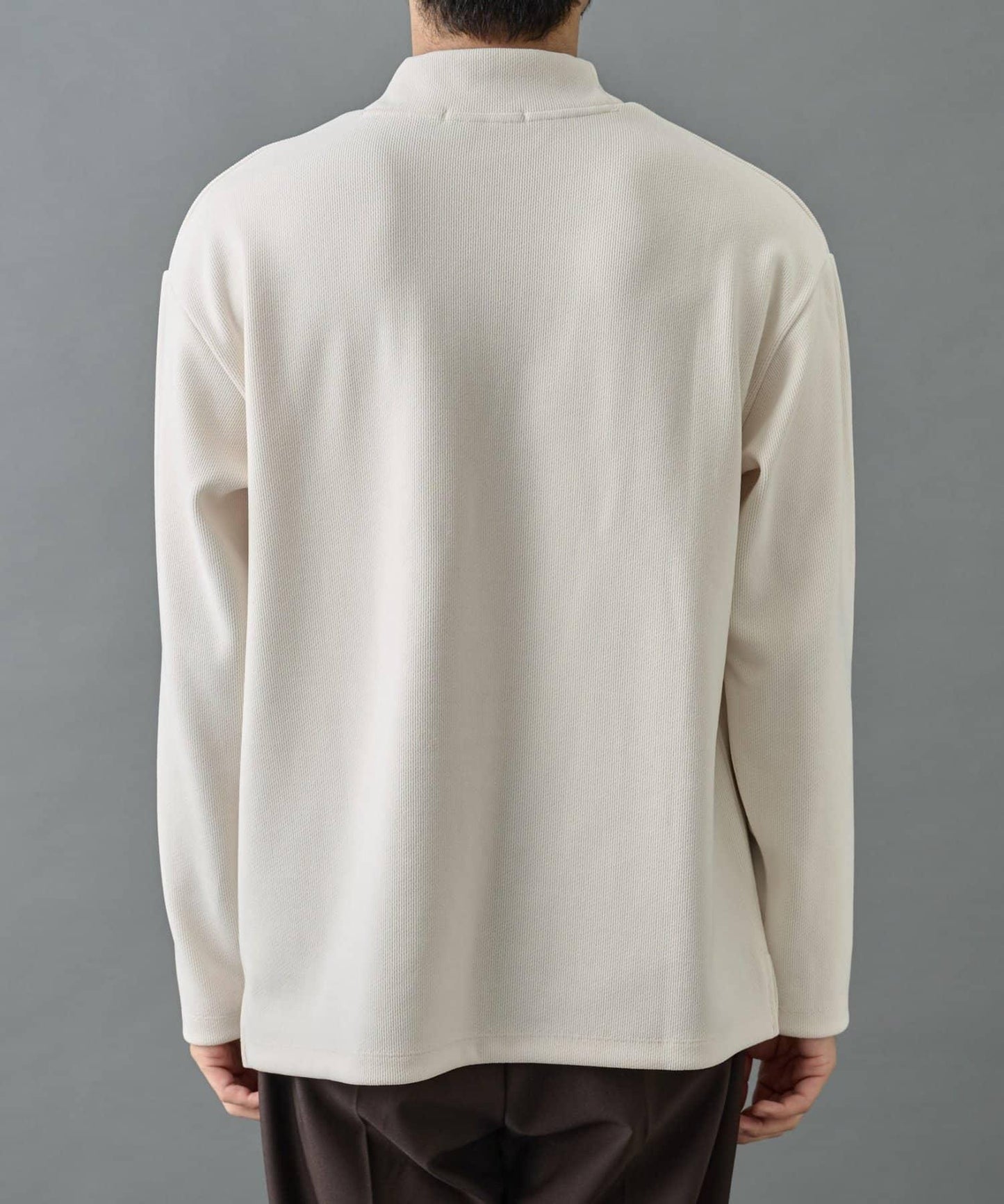 【AW】剪裁絨面高領套頭衫