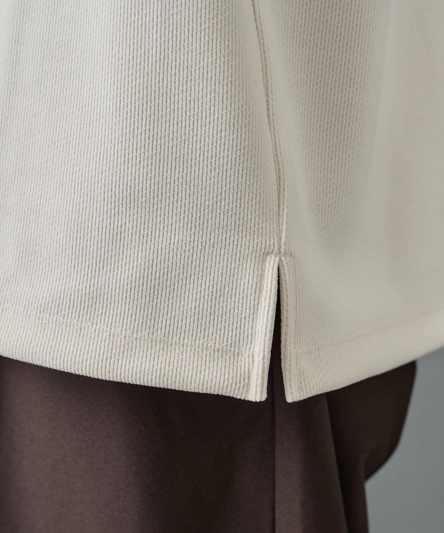 【AW】剪裁絨面高領套頭衫