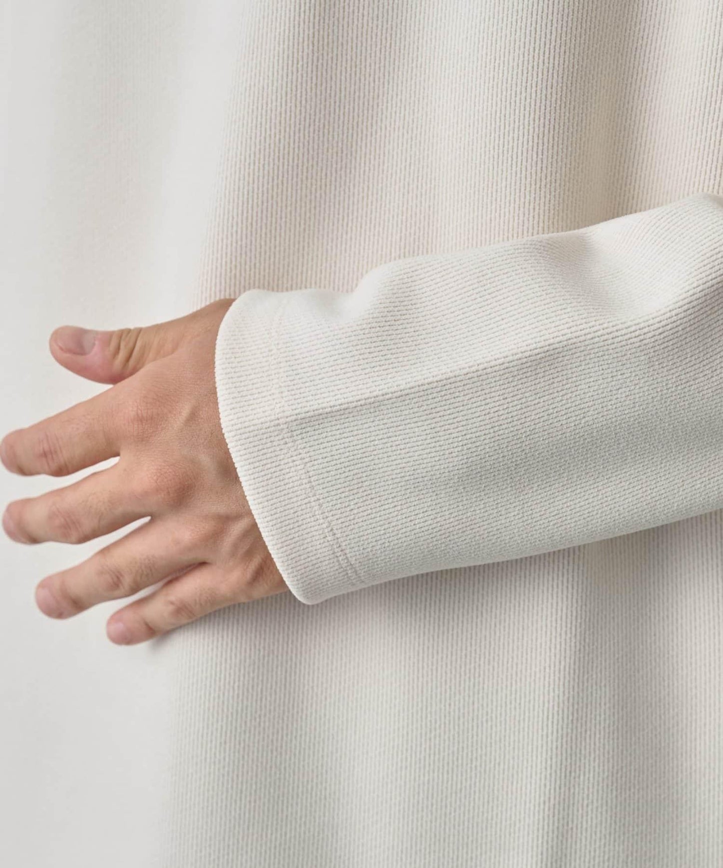 【AW】剪裁絨面高領套頭衫