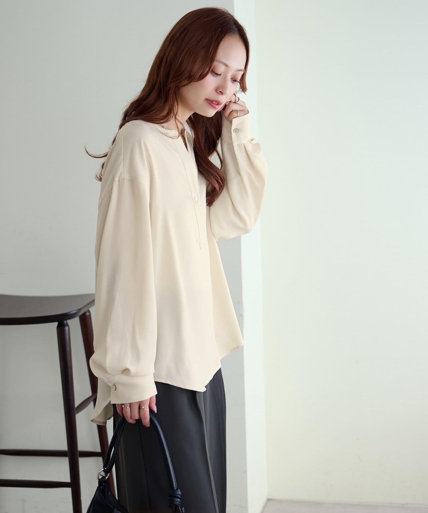 【Discoat】優雅紐扣裝飾V領襯衫