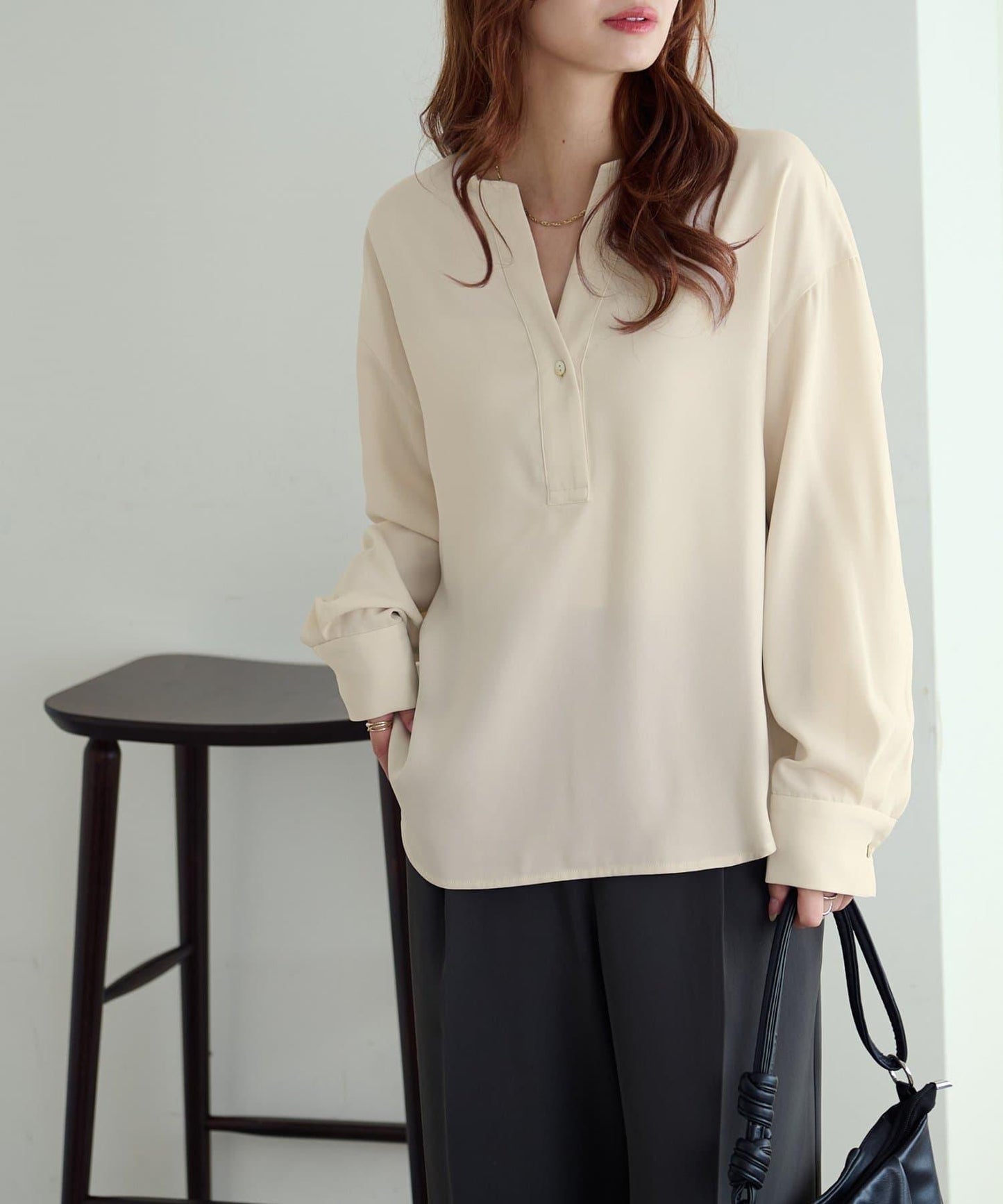 【Discoat】優雅紐扣裝飾V領襯衫