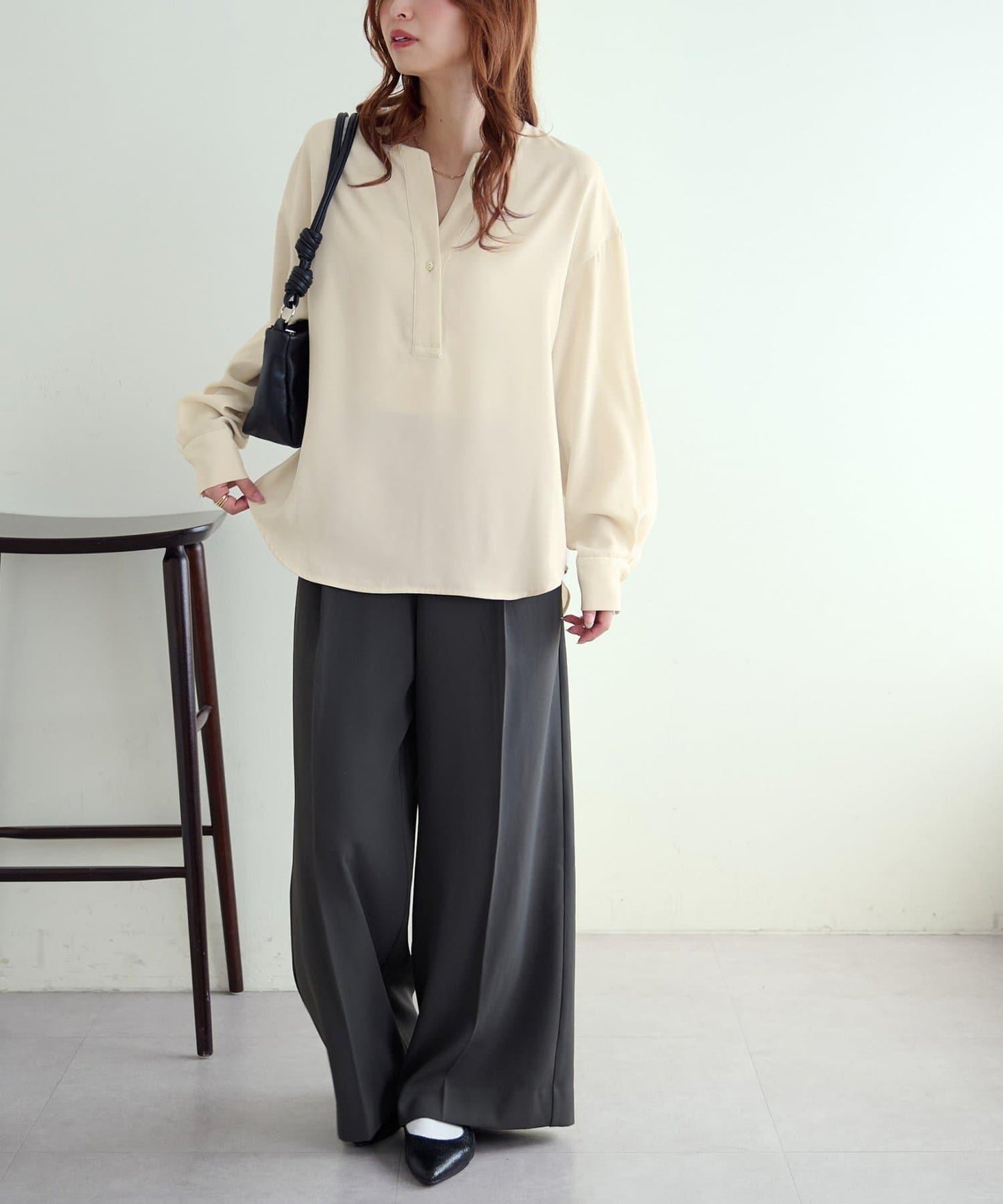 【Discoat】優雅紐扣裝飾V領襯衫