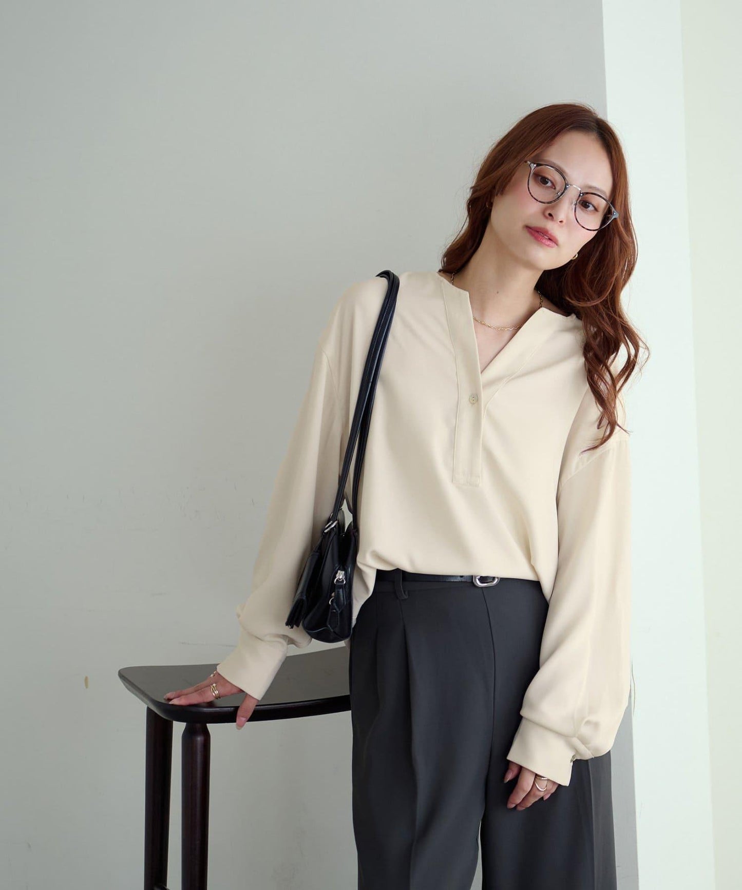 【Discoat】優雅紐扣裝飾V領襯衫