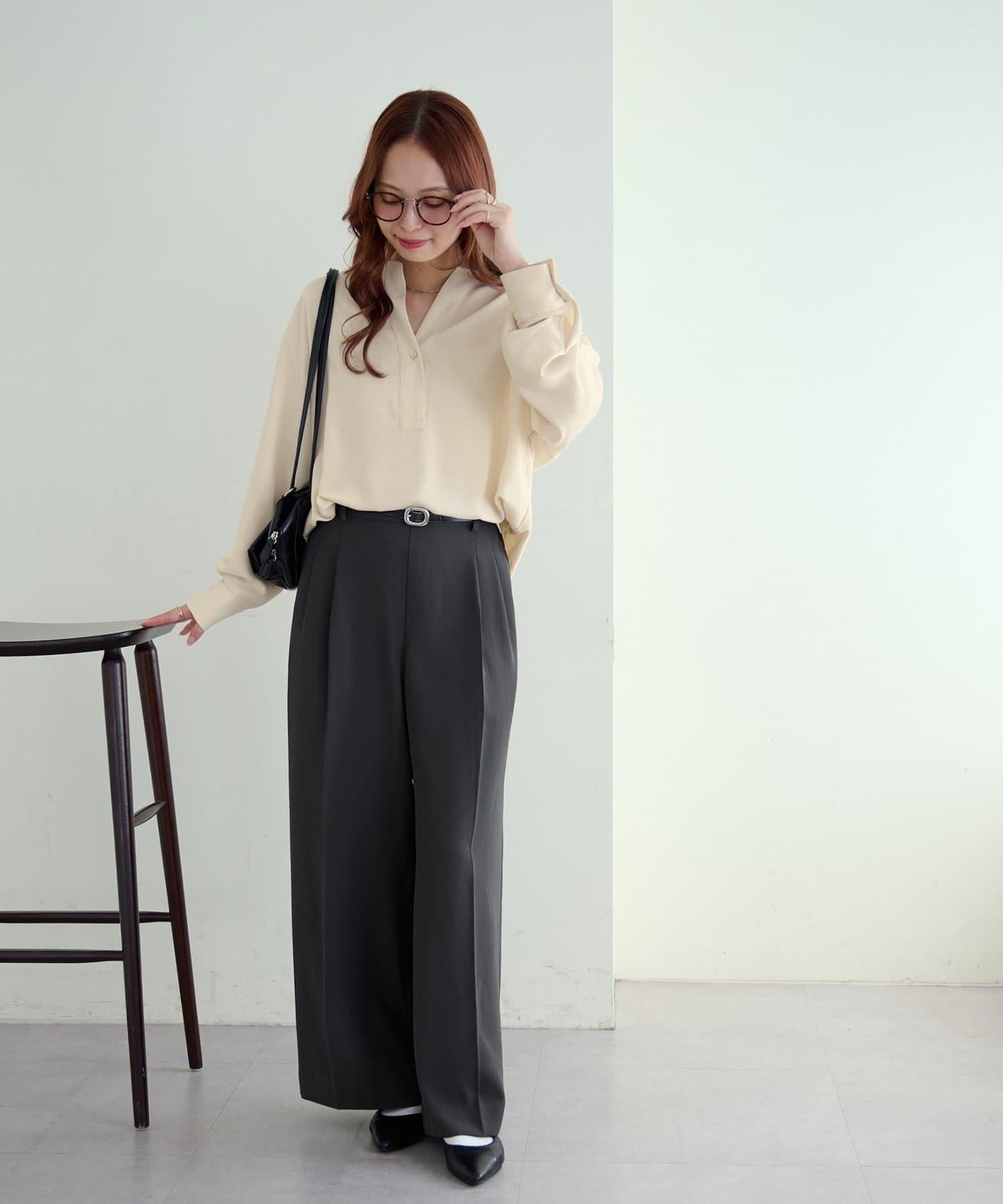 【Discoat】優雅紐扣裝飾V領襯衫